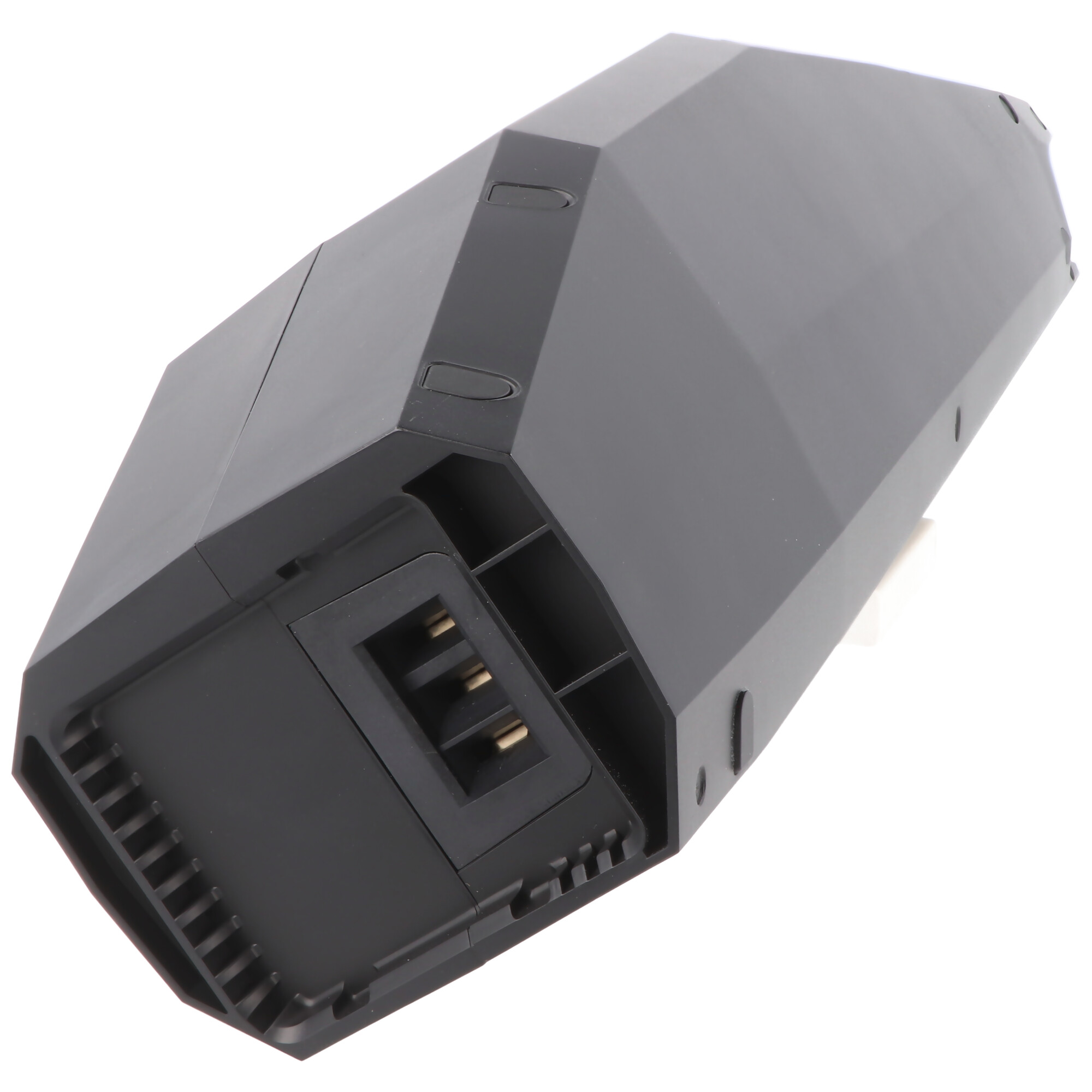 Ein schwarzes, abgewinkeltes Gerät, möglicherweise ein Akku, mit einem Stecker und kleinen Vertiefungen. Weißer Hintergrund.