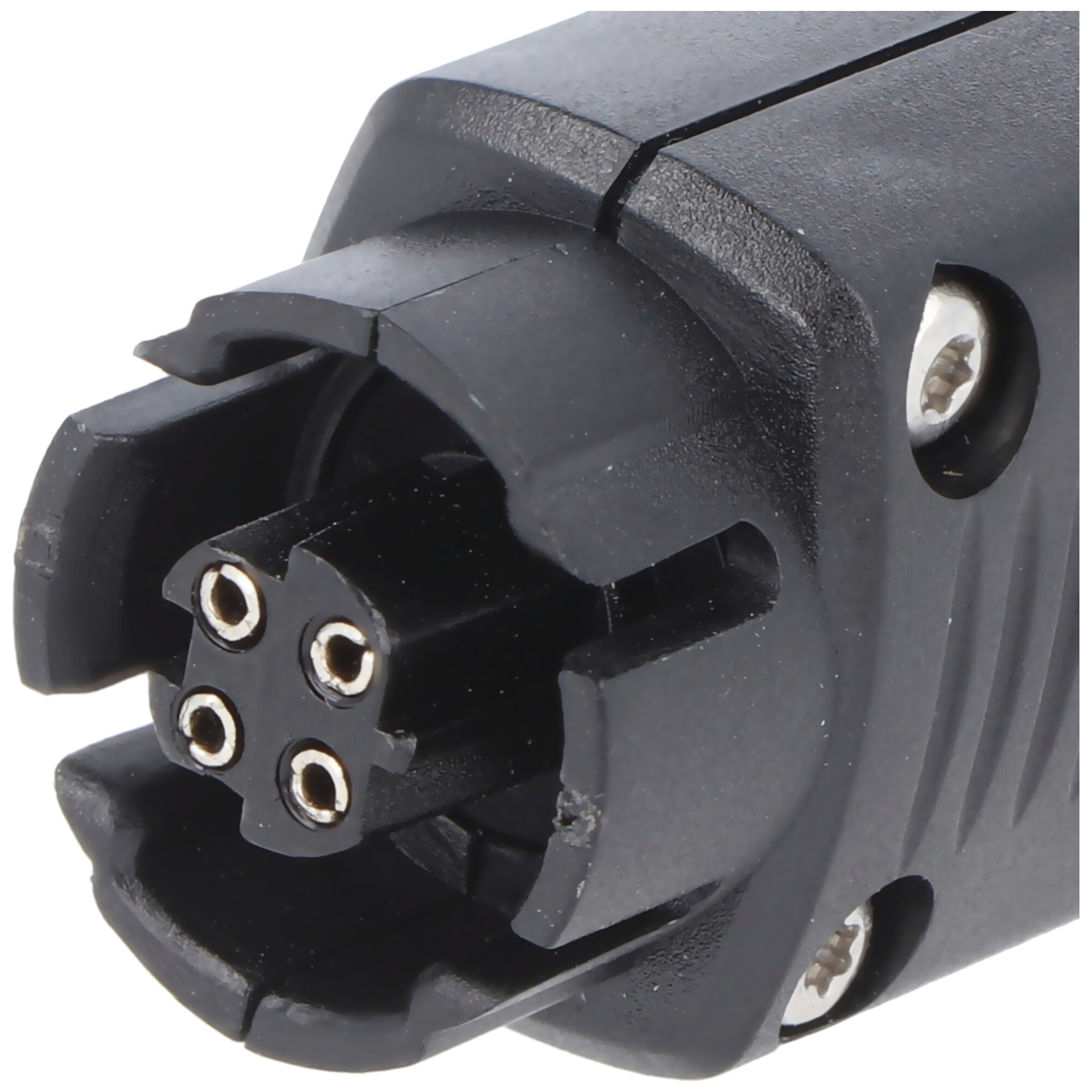 Schwarzer Stecker mit vier Kontakten und silbernen Ringen.