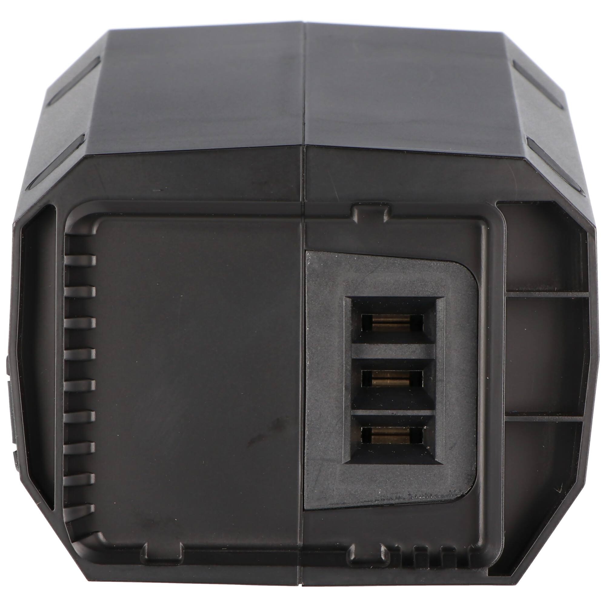 Schwarzes rechteckiges Gerät. Es hat mehrere USB-Anschlüsse. Das Gerät hat eine strukturierte Oberfläche und befindet sich auf weißem Hintergrund.