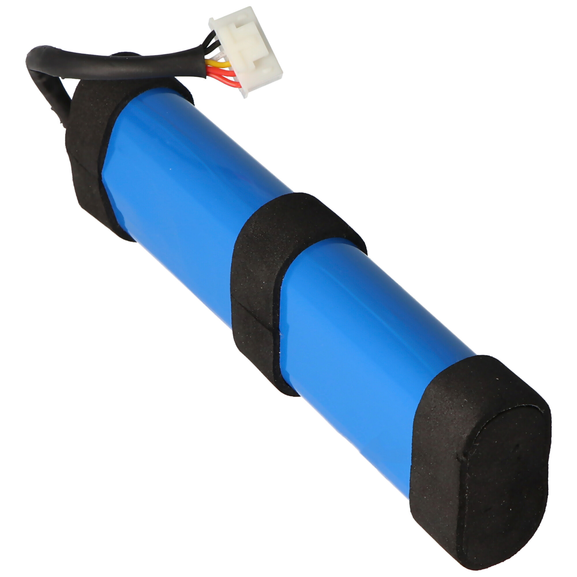 Blaue Batterie mit schwarzen Bändern und Drähten. Die Drähte haben einen weißen Stecker. Weißer Hintergrund.