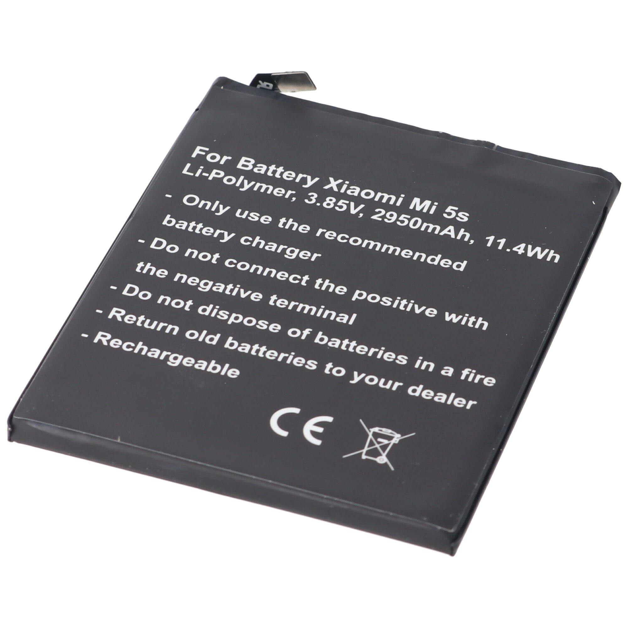 Schwarzes Batterieetikett mit Anweisungen, weißem Text und CE-Symbol. Weißer Hintergrund.