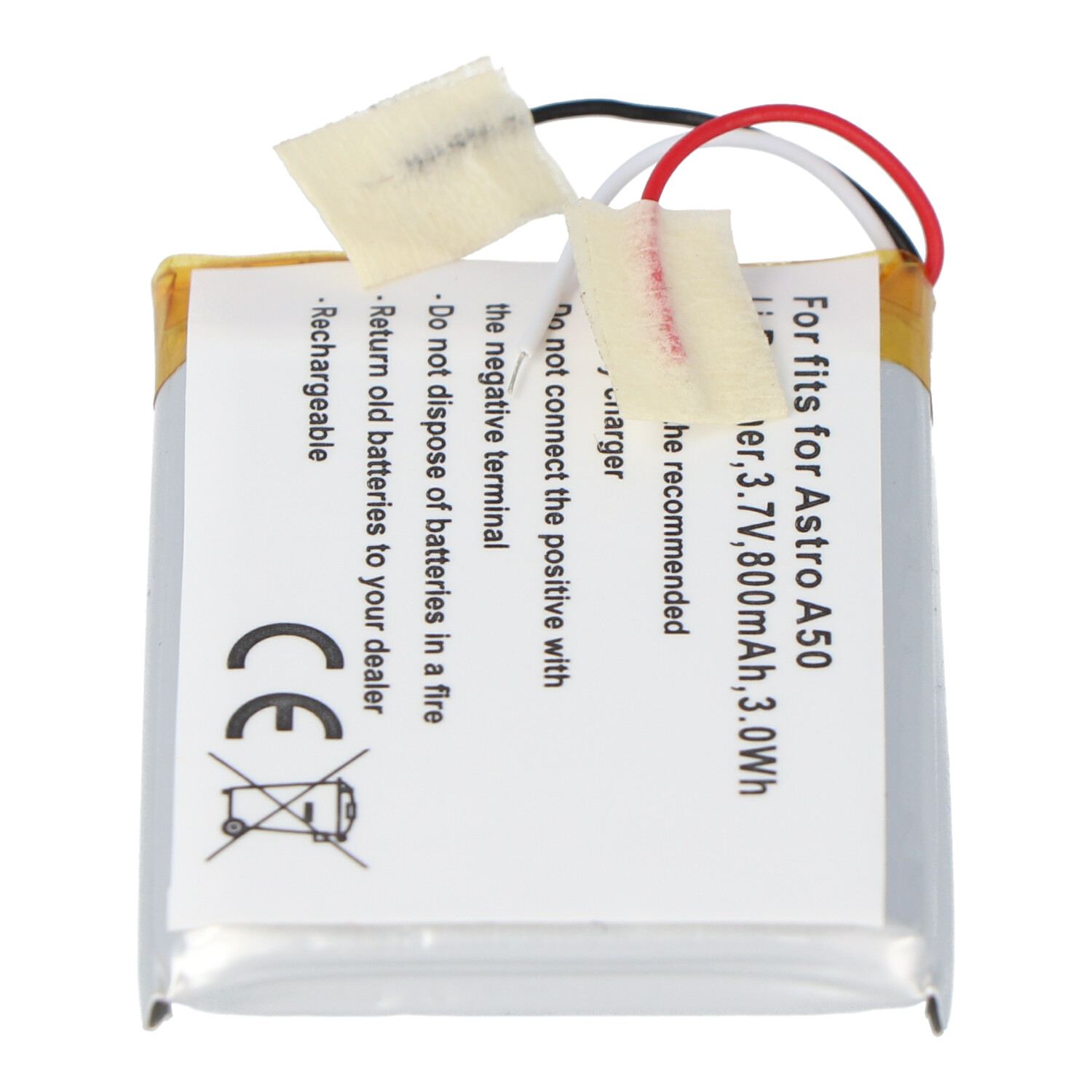 Kleine batterij met tekst, witte achtergrond. Draden en label zichtbaar.