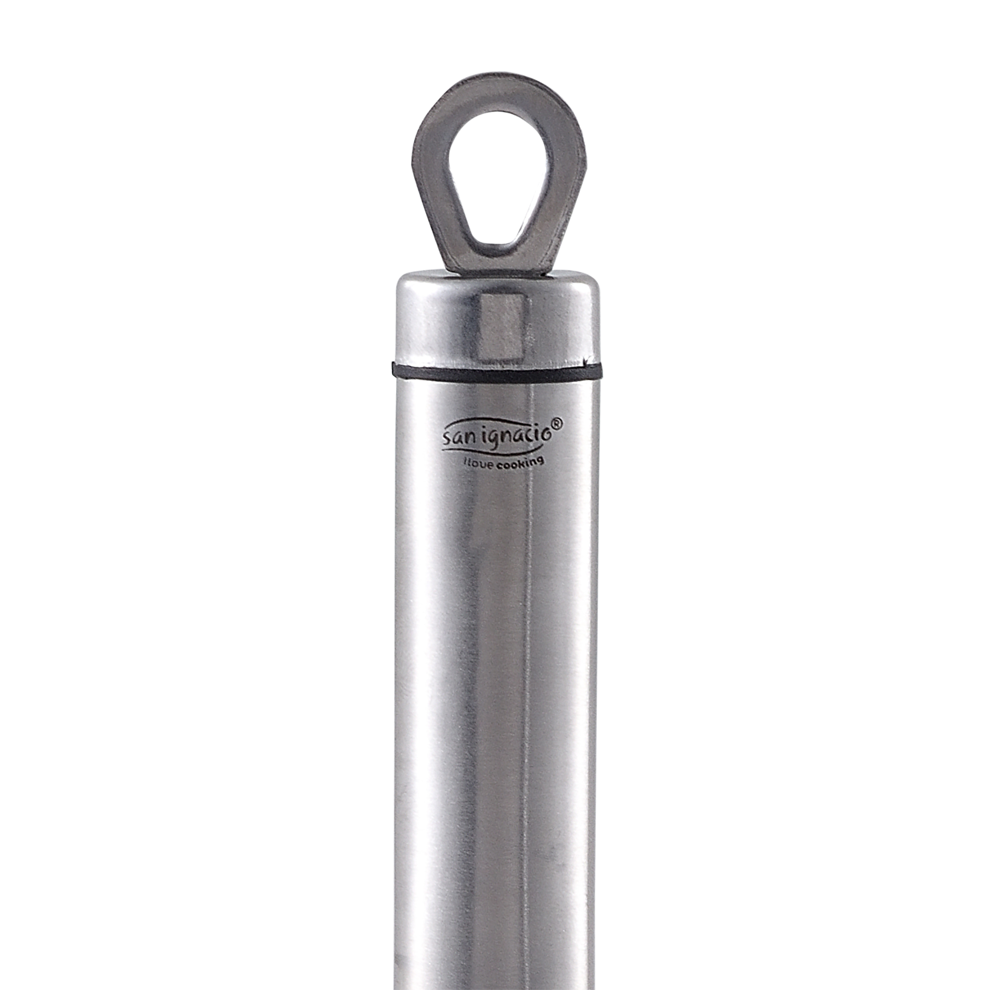 Utensilio de cocina de acero inoxidable con un lazo en la parte superior. Marca 'San Ignacio'.