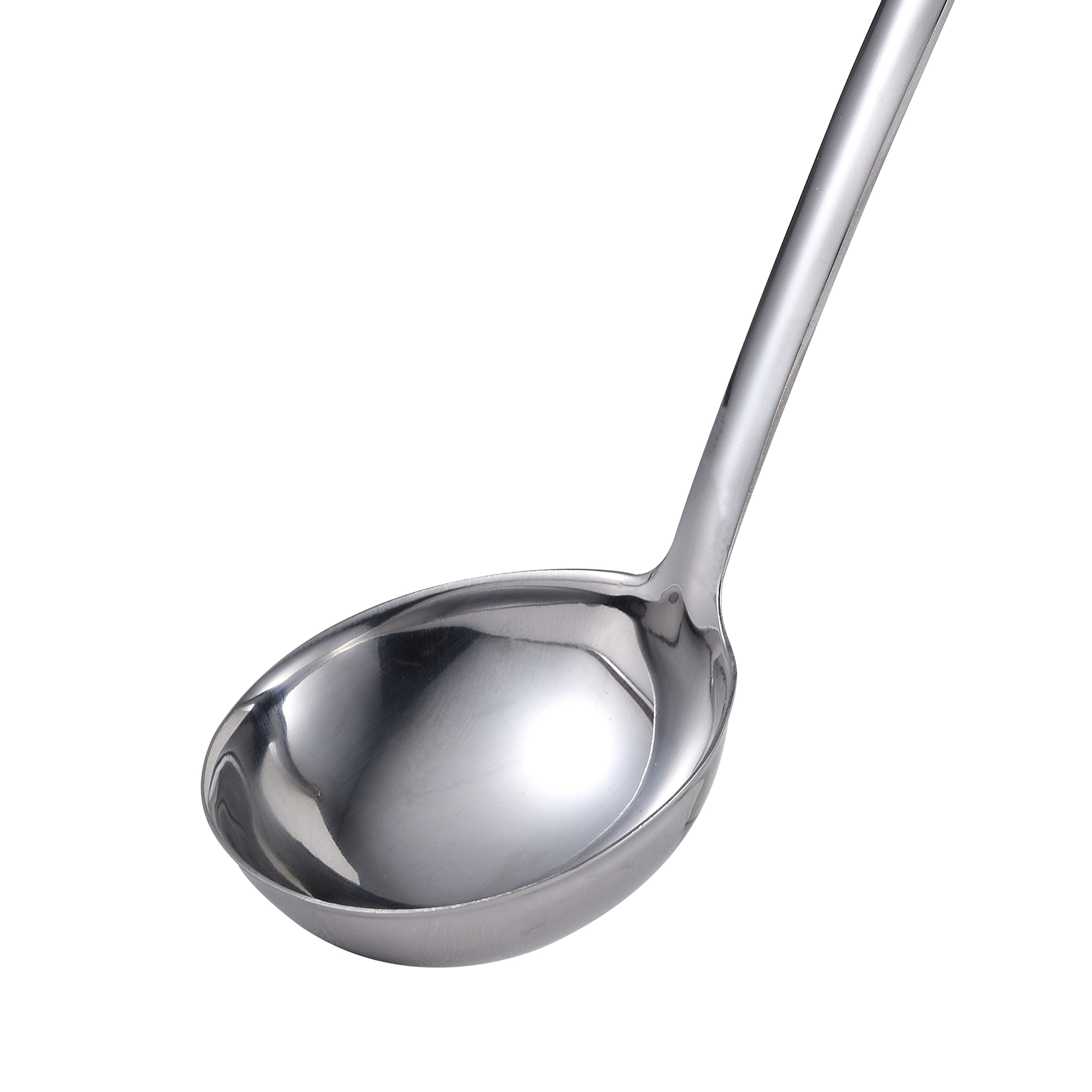 Un mestolo in acciaio inox con manico lungo, isolato su sfondo bianco.