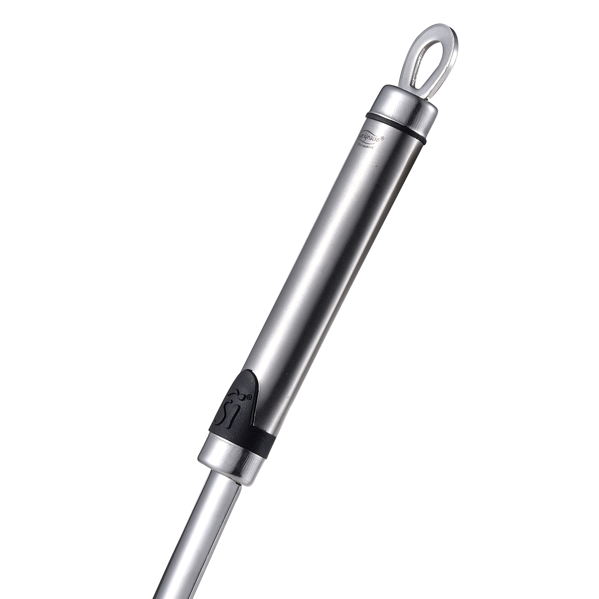 Utensile da cucina argentato con anello. Impugnatura nera con logo. Inclinato su sfondo bianco.