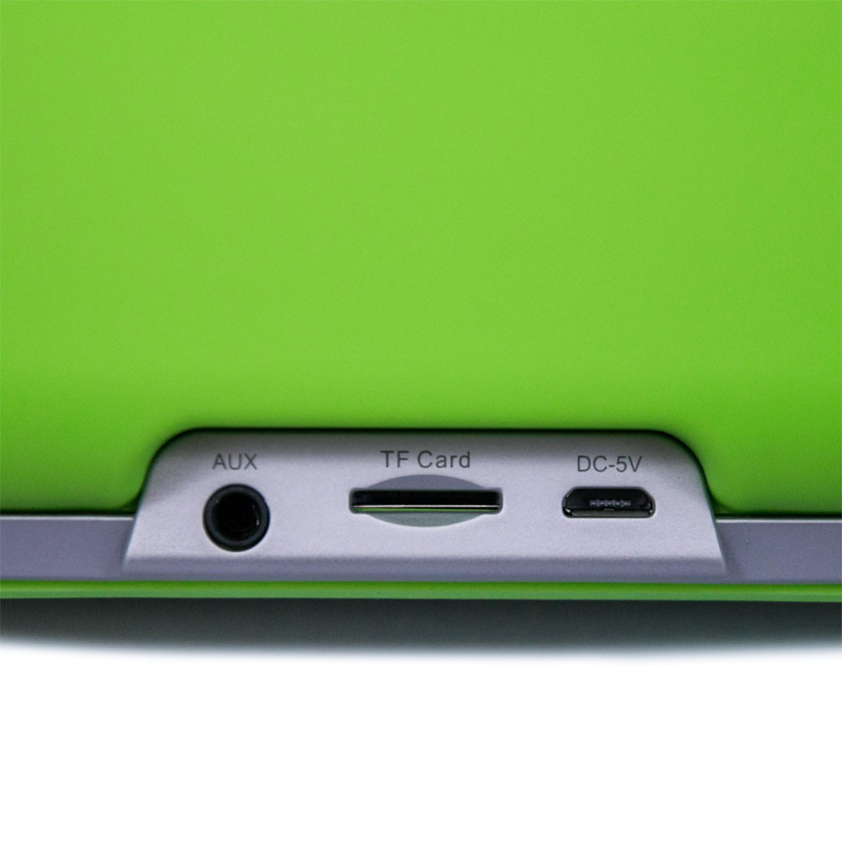 Groene tabletachterkant met AUX-, TF Card- en DC-5V-poorten in een zilveren rand.