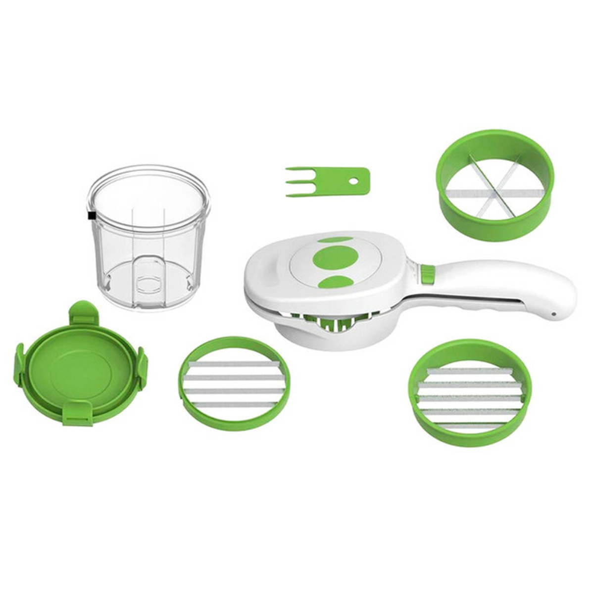 Picadora de verduras con varios accesorios, incluyendo un recipiente, cortadores y un mango verde.