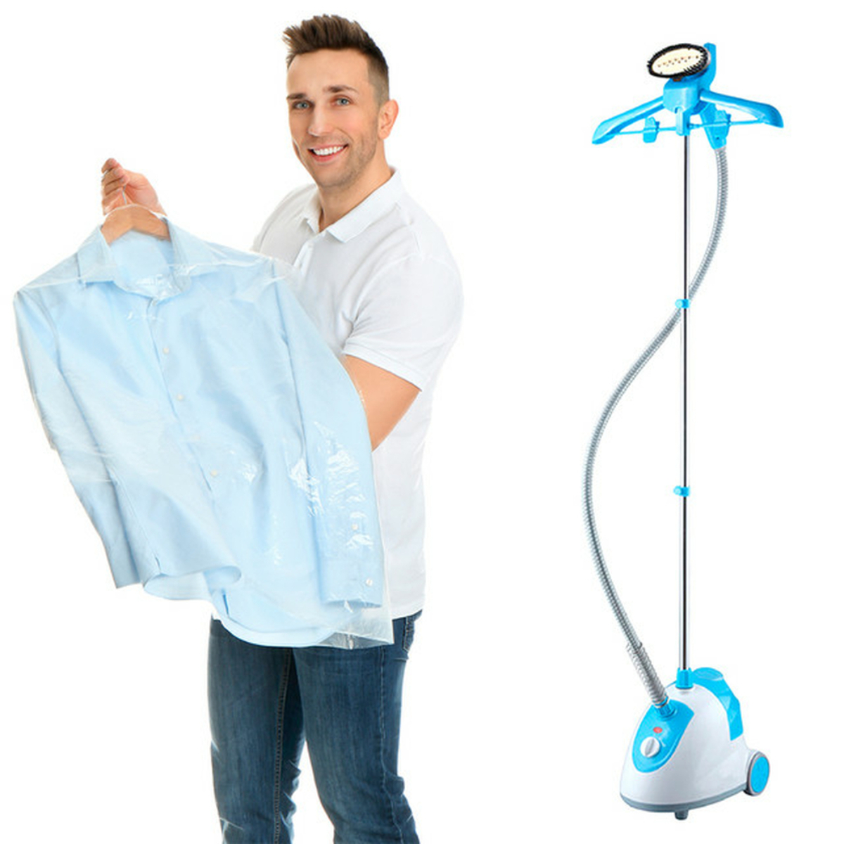 Un hombre sostiene una camisa azul, junto a un vaporizador de ropa blanco y azul.