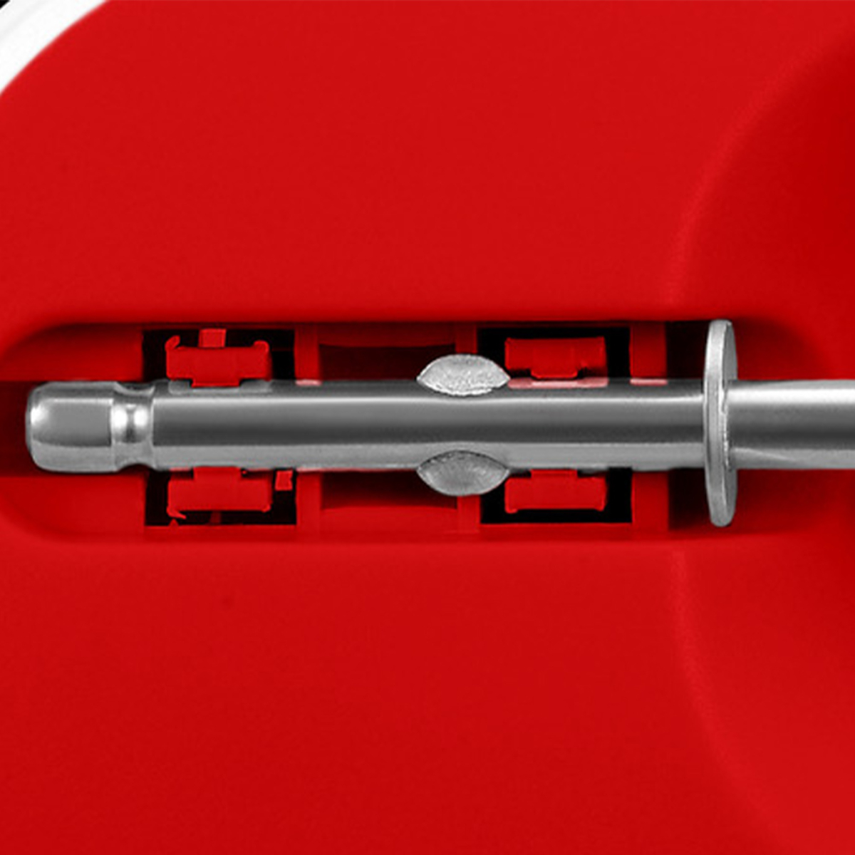 Tapa roja con pieza de metal plateado. Fondo rojo.