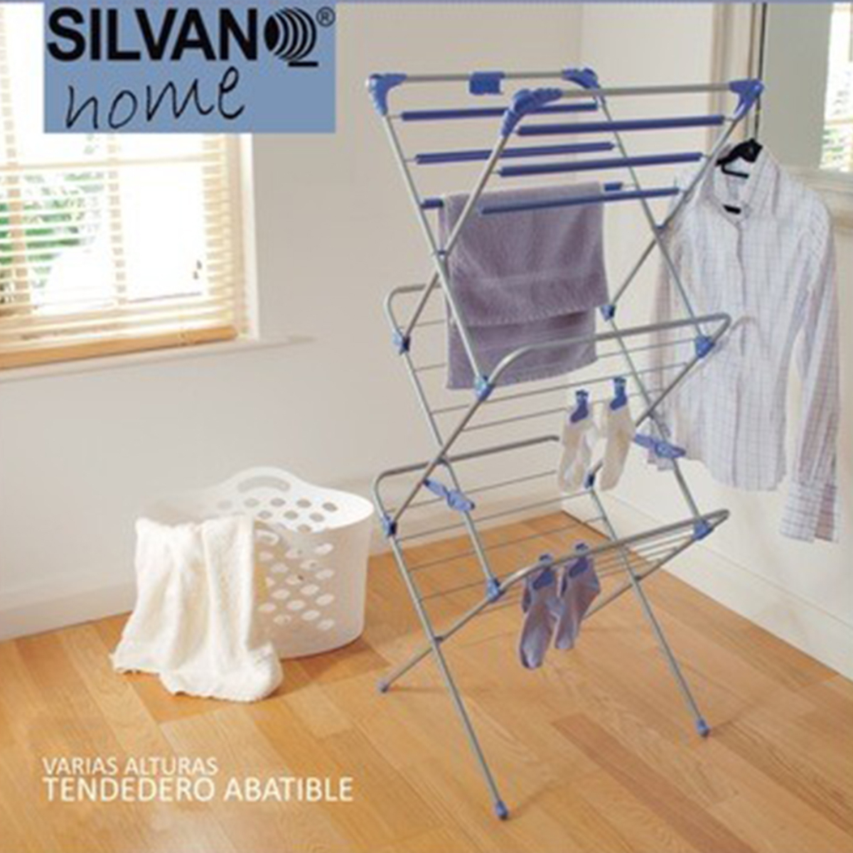 Un tendedero plateado con detalles azules. Ropa, toallas y calcetines están colgados.