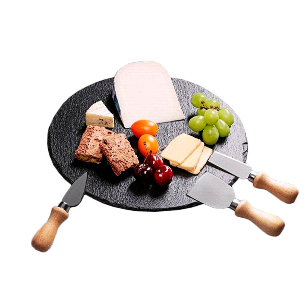 Una tabla de quesos con varios quesos, galletas saladas, cerezas y uvas, y cuchillos para queso sobre un fondo blanco.