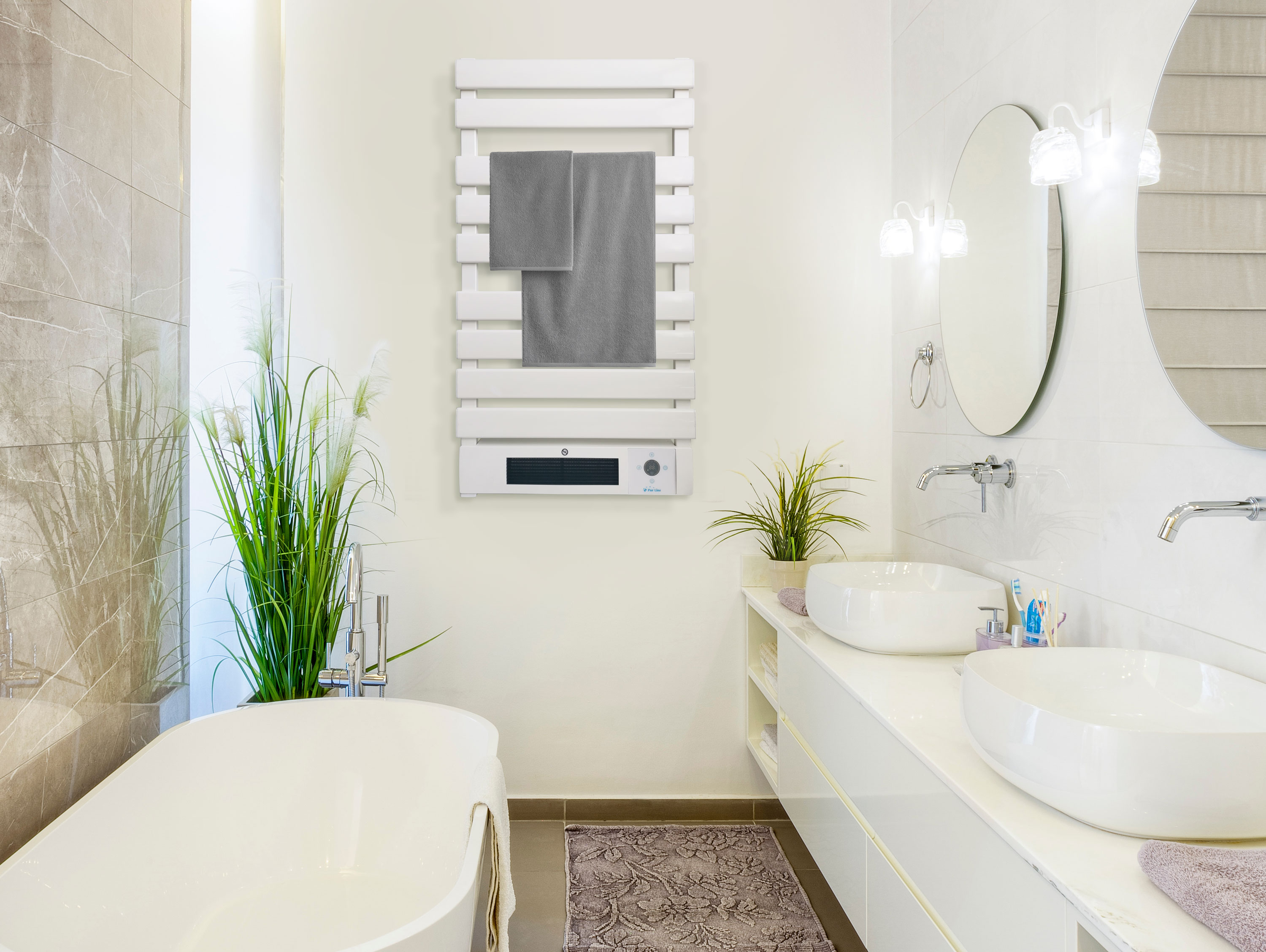 Baño con toallero en la pared. Lavabo y espejo, plantas y bañera.