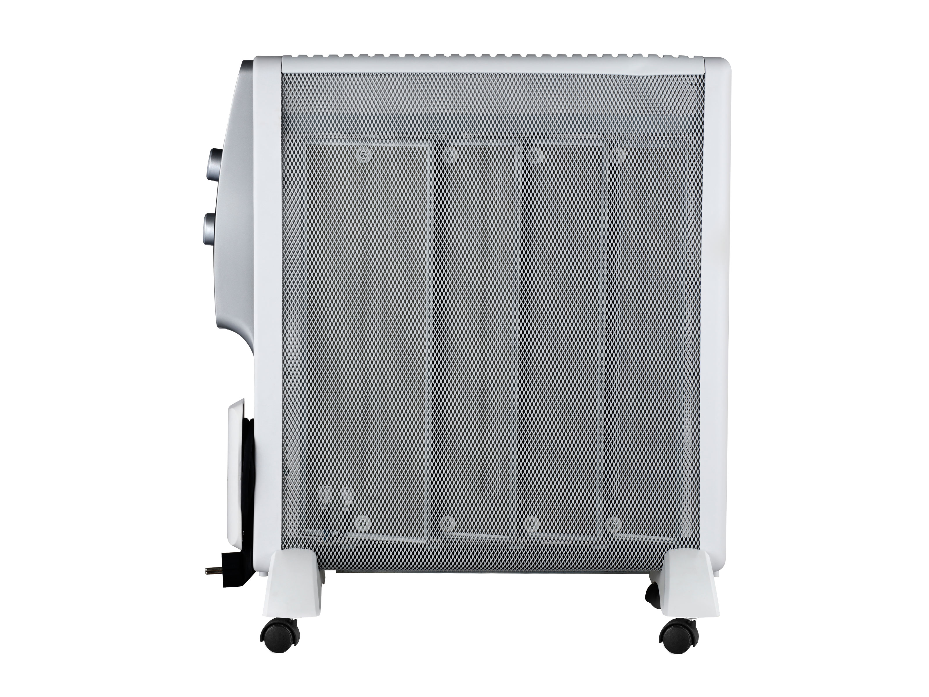 Weißer elektrischer Heizlüfter. Rechteckiges Design mit Maschenfront. Räder und Bedienknöpfe. Isoliert auf Weiß.