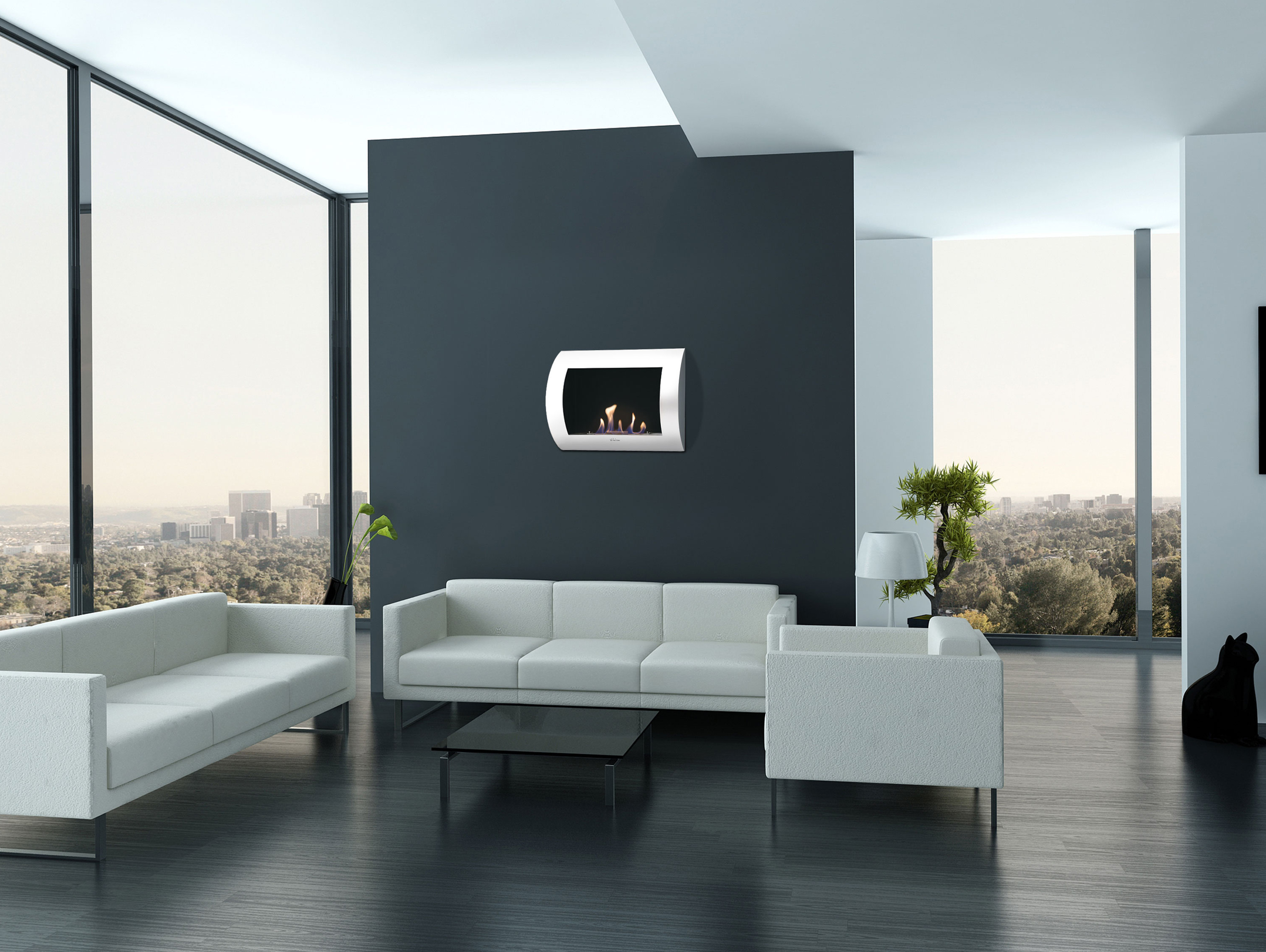 Modernes Wohnzimmer mit Kamin, weißen Sofas und großen Fenstern mit Blick auf eine Stadt.