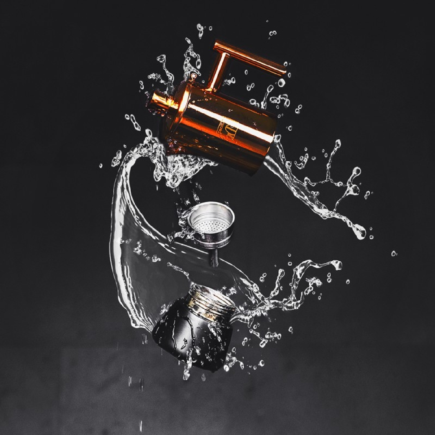 Miedziany ekspres do kawy z rozpryskami wody na czarnym tle. Części są oddzielone, pojawiają się krople wody.