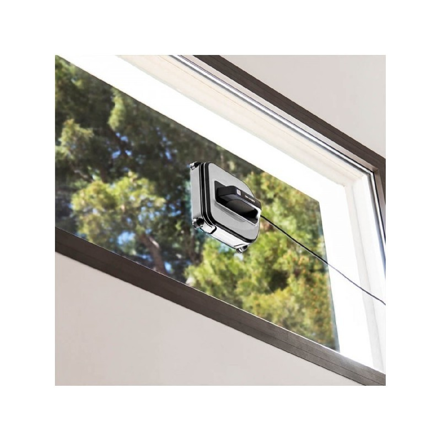 Un limpiador de ventanas en una ventana, con un cable negro, limpiando una ventana.