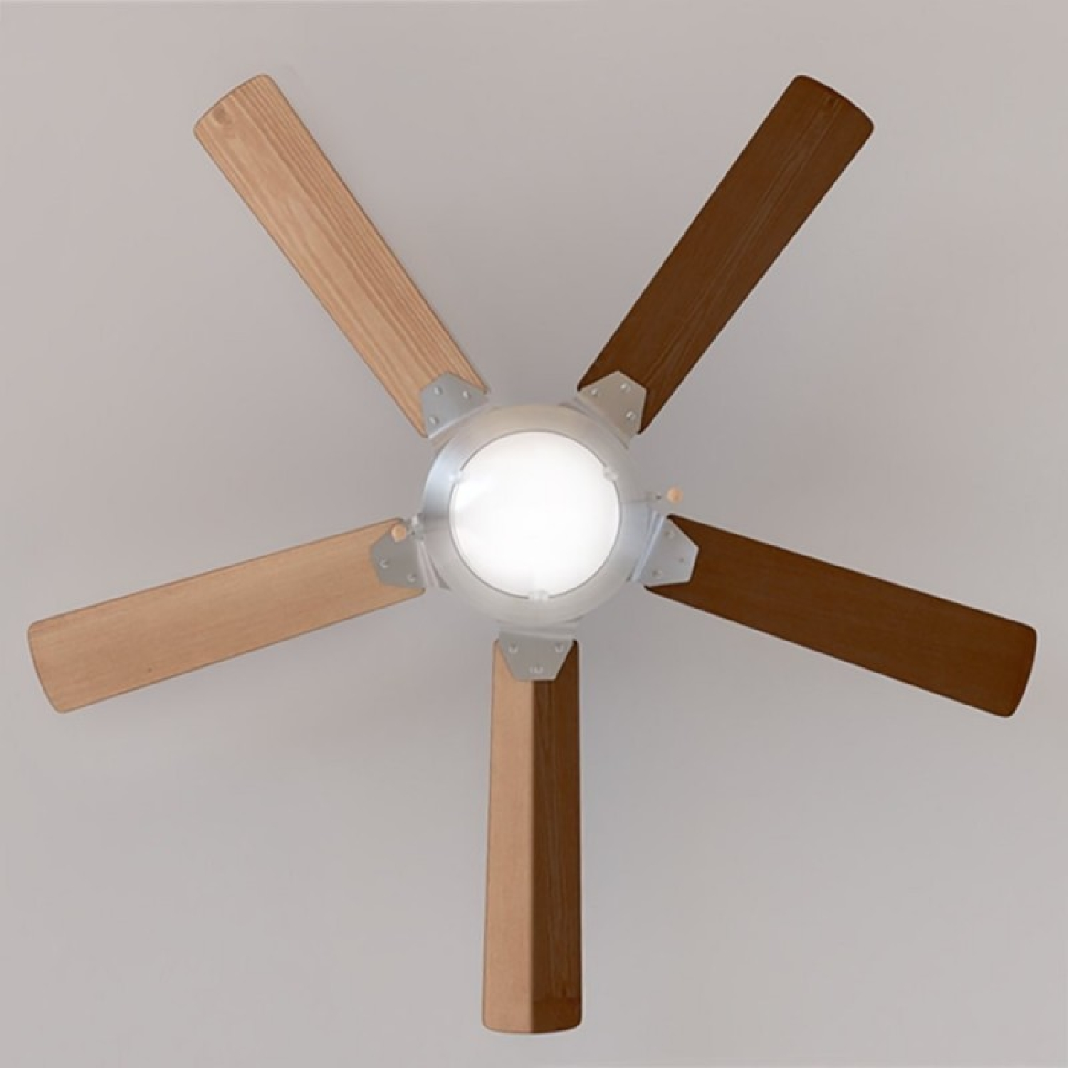 Wentylator sufitowy z pięcioma łopatkami. Dwa są brązowe, dwa jasne, a jeden biały. Światło jest na środku.
