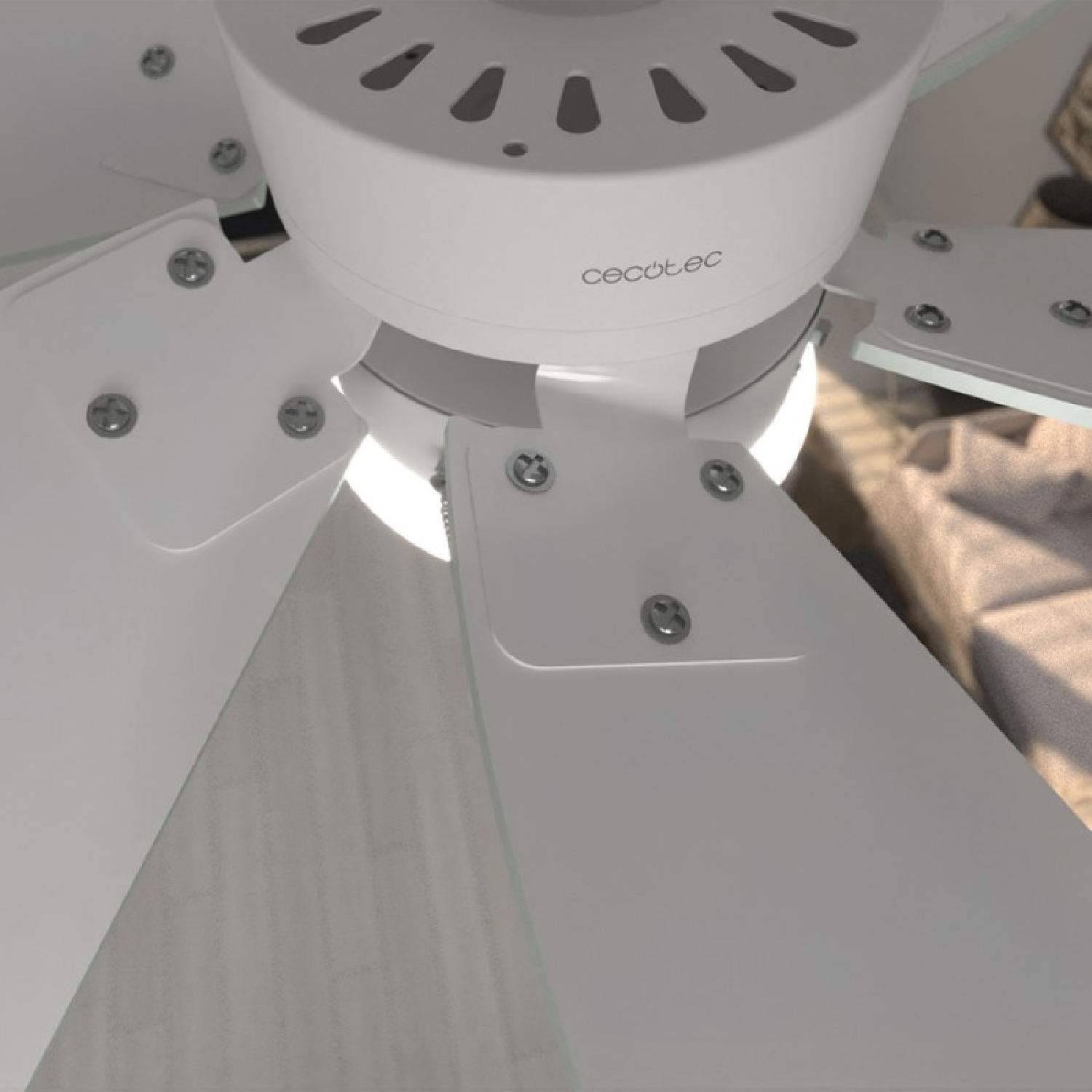 Nahaufnahme eines weißen Deckenventilators mit mehreren Flügeln, die Marke Cecotec ist sichtbar.