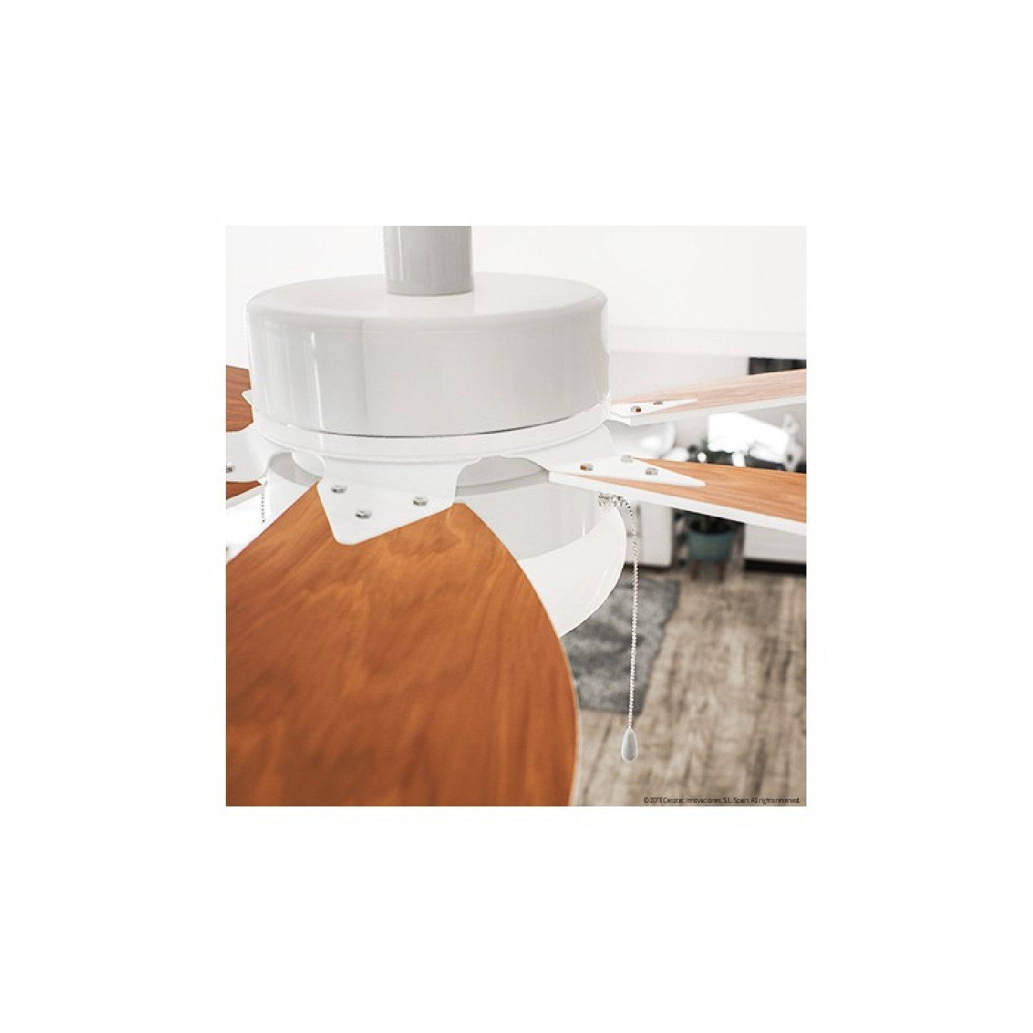 Biały wentylator sufitowy z brązowymi drewnianymi łopatkami. Wentylator jest wyłączony.