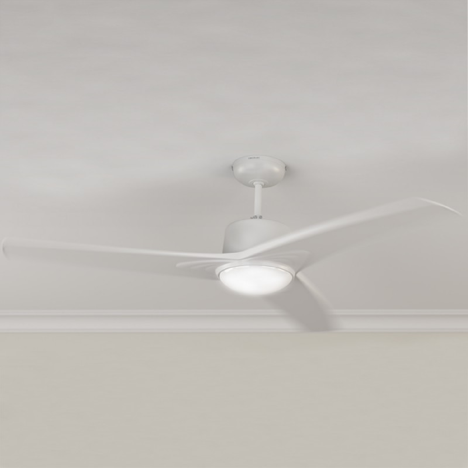 Biały wentylator sufitowy z trzema łopatkami i światłem. Zamontowany na białym suficie.