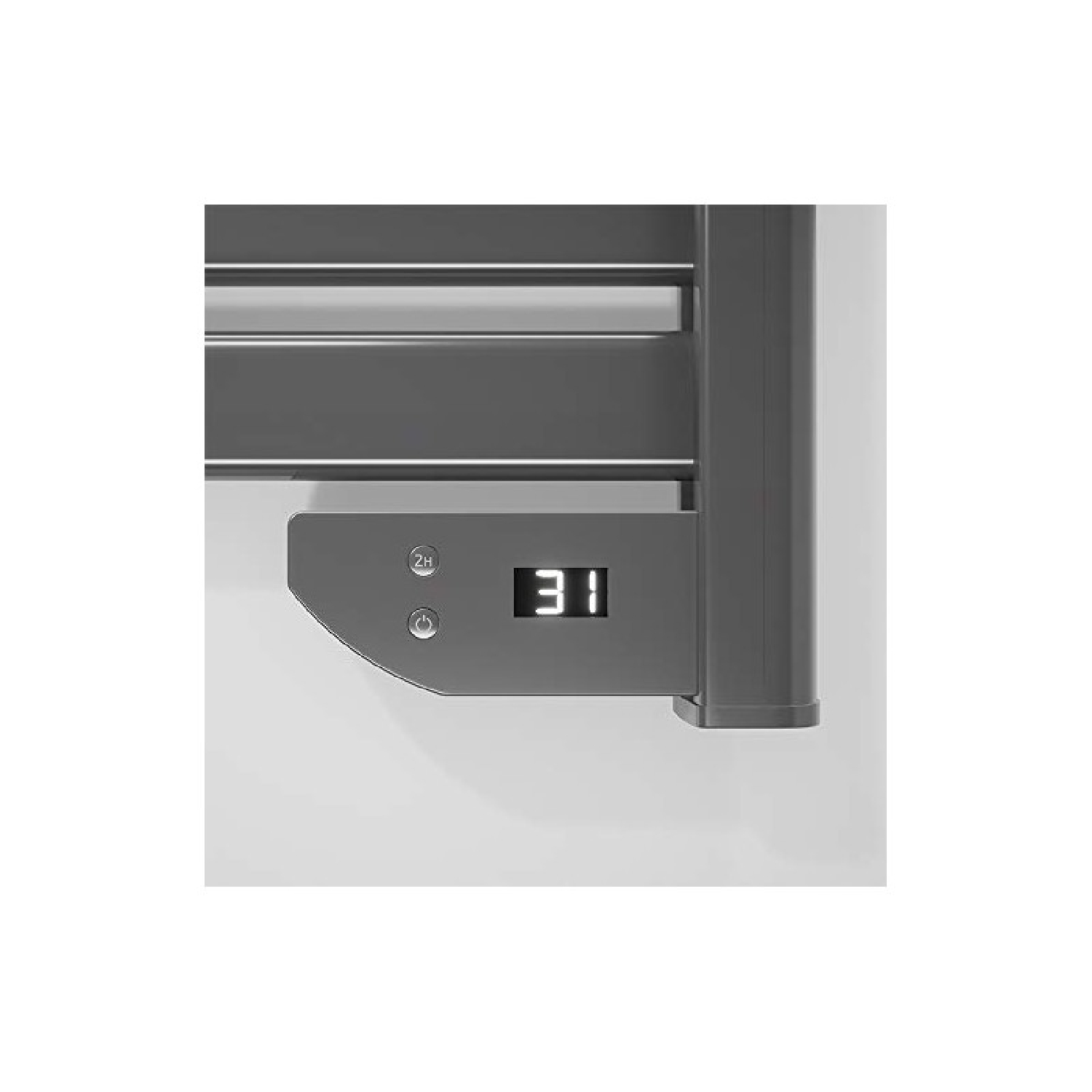 Zbliżenie na grzejnik cyfrowy z wyświetlaczem pokazującym temperaturę '31'.