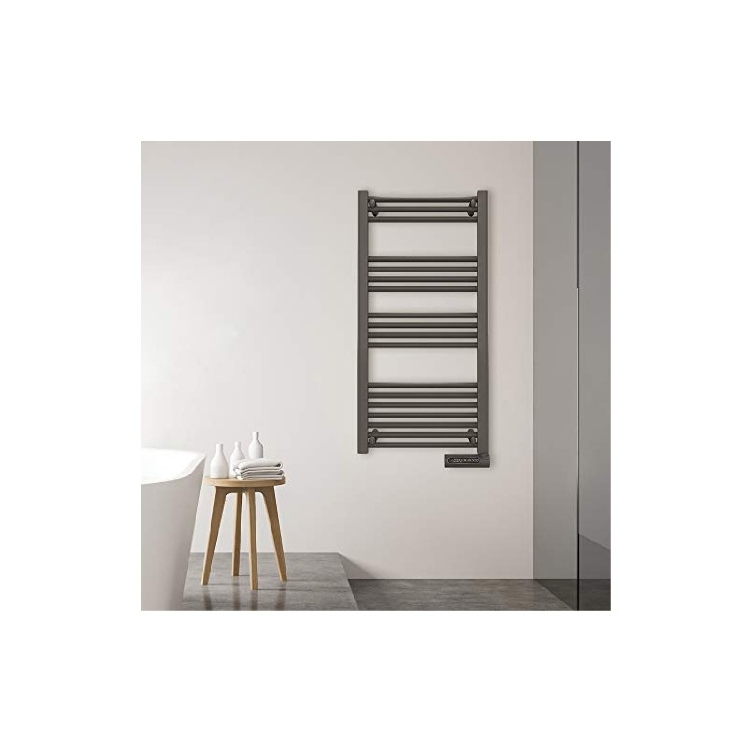 Czarny grzejnik do ręczników jest na białej ścianie. Mały drewniany stołek trzyma ręczniki i butelki.