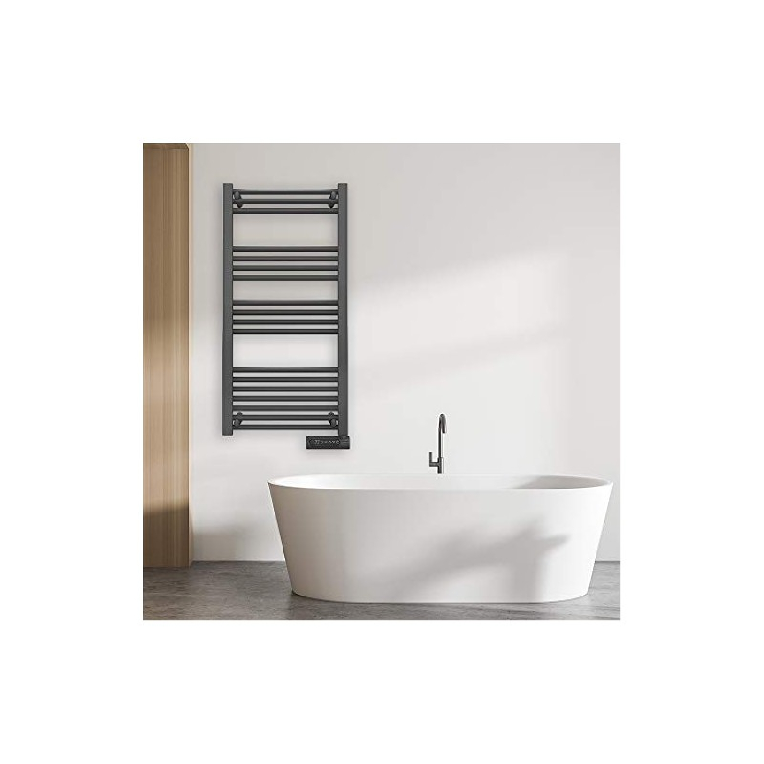 Czarny grzejnik na ręczniki na białej ścianie nad białą wanną. Widoczna bateria.