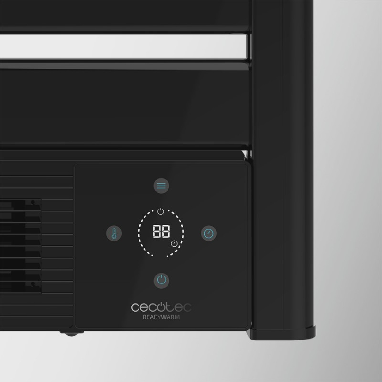 Zbliżenie czarnego panelu sterowania grzejnikiem z wyświetlaczem cyfrowym i przyciskami.