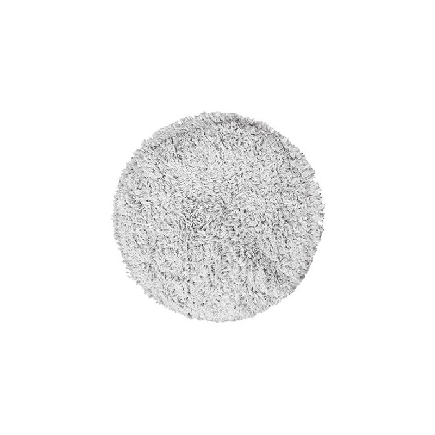Un tampone di pulizia rotondo, soffice, grigio chiaro in microfibra, isolato su sfondo bianco.
