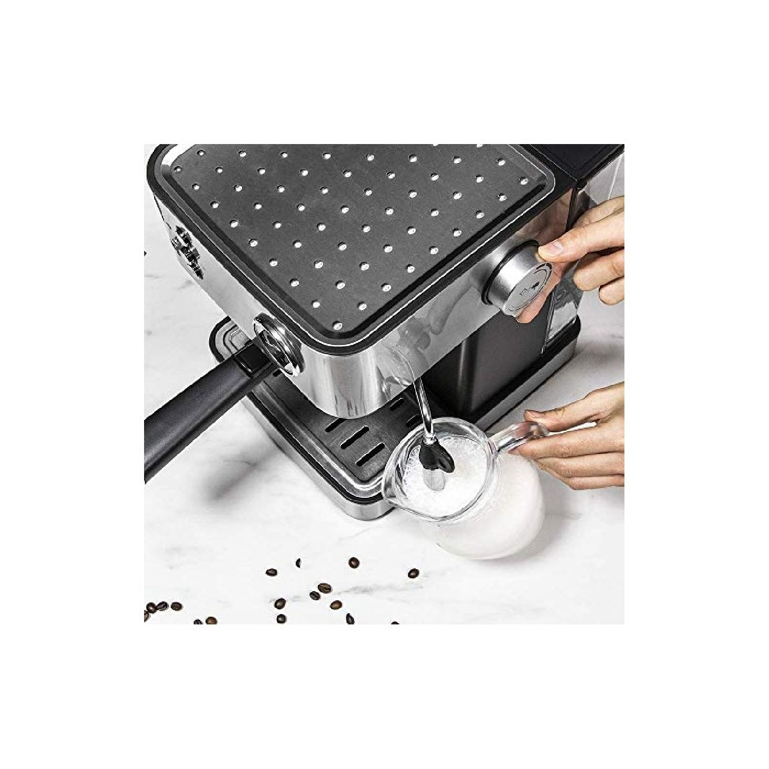 Ręce robiące kawę. Ekspres do espresso wlewa mleko.