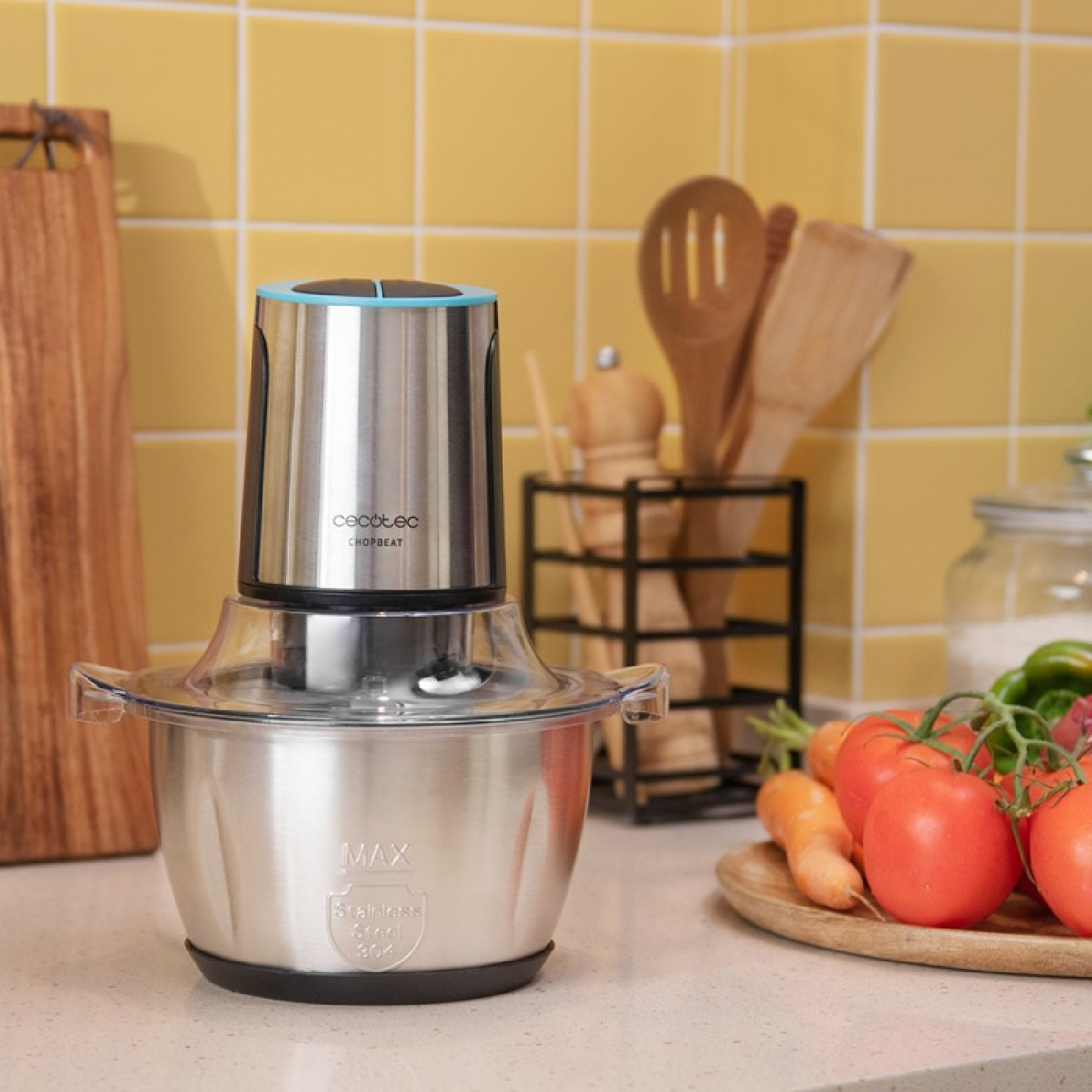 Silberner und schwarzer Foodprocessor auf einer Küchentheke mit Zutaten.