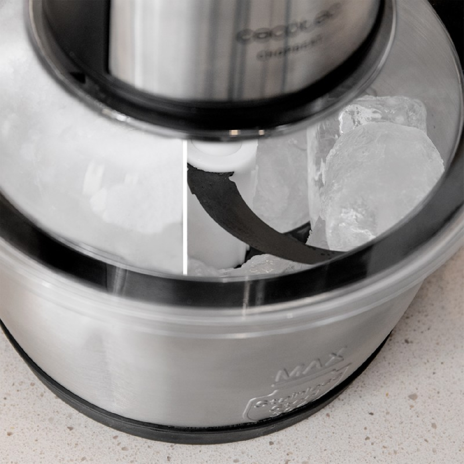 Eiszerkleinerer mit Eiswürfeln. Edelstahlfuß, transparenter Deckel, schwarze Klinge.