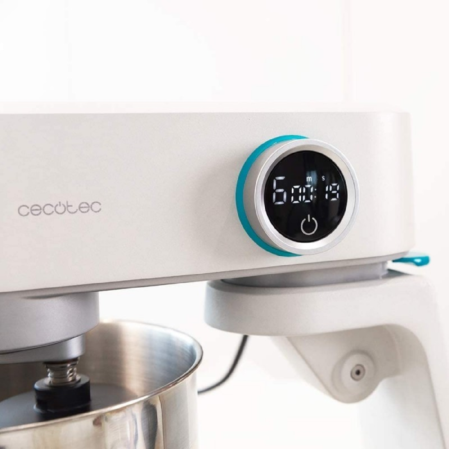 Un robot da cucina bianco con timer digitale, una ciotola in acciaio inox.