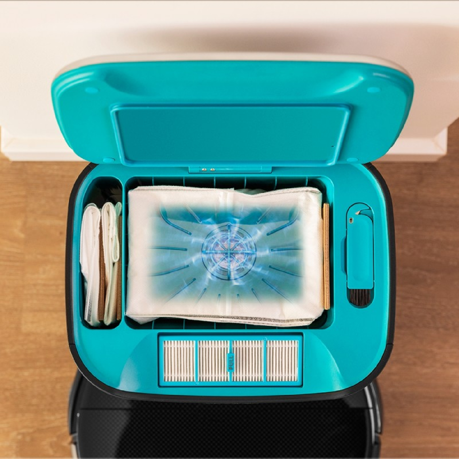 Robot sprzątający z wkładką czyszczącą w środku.