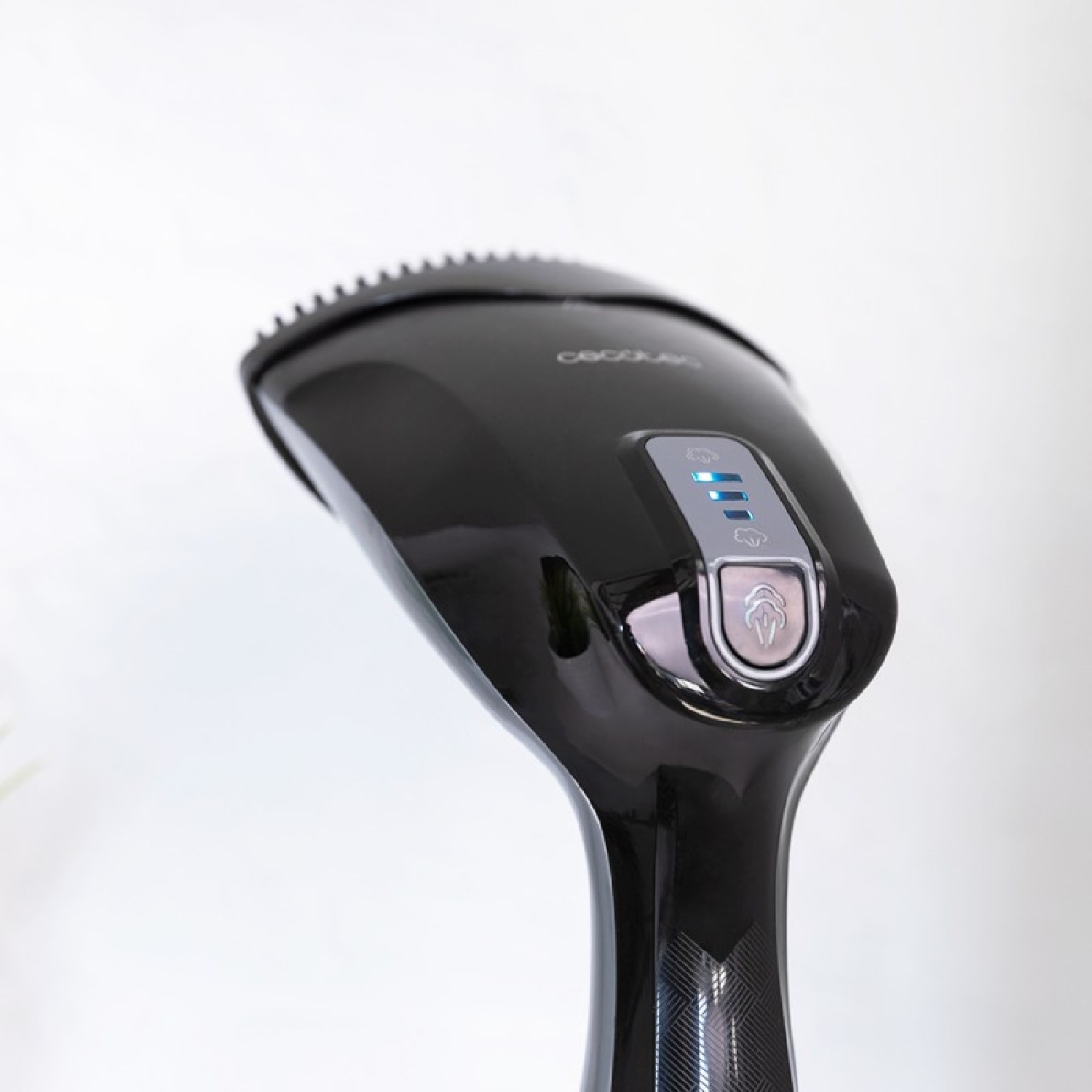 Czarny ręczny parownik do ubrań z wyświetlaczem cyfrowym.