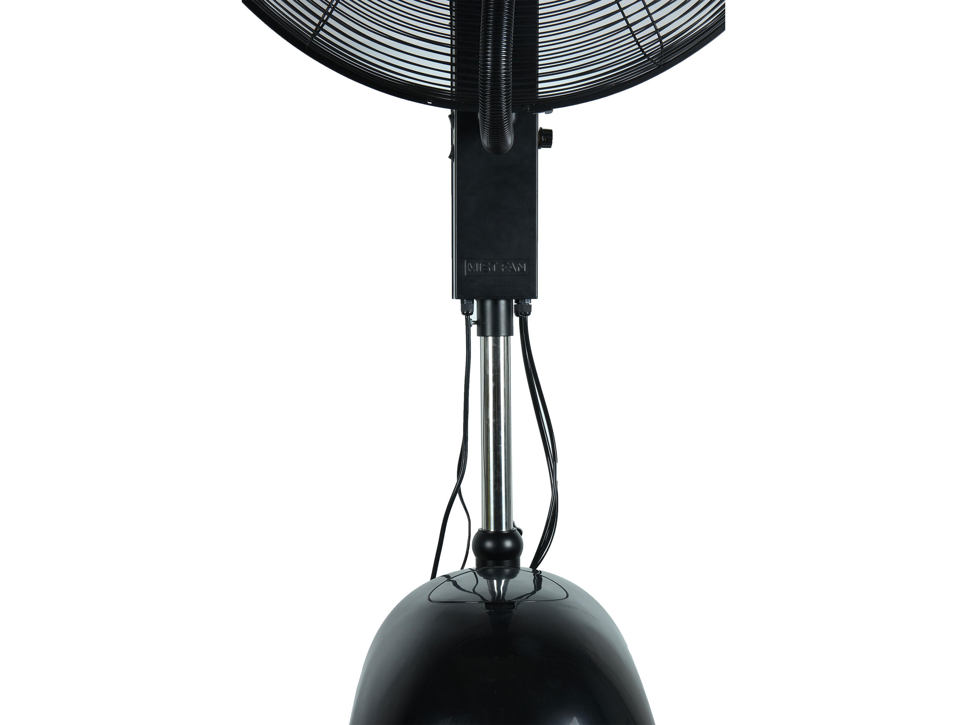Schwarzer und silberner Standventilator mit gebogenem Fuß und kreisförmigem Ventilatorkopf.