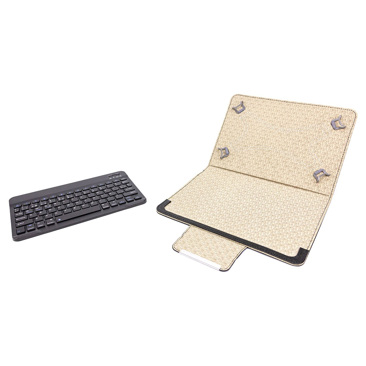 Un teclado negro y una funda beige para tableta sobre una superficie blanca, aislados.
