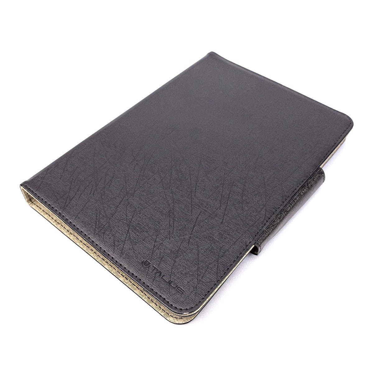 Una funda de tableta negra cerrada, con una superficie texturizada. El borde interior es de un color más claro.