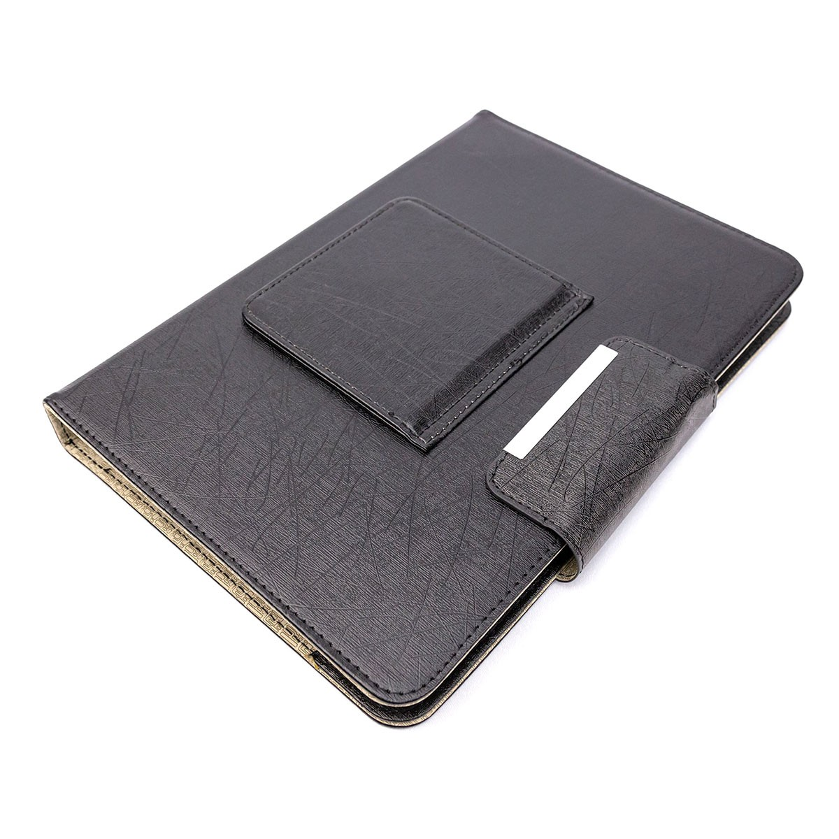 Funda de tableta de cuero negro con bolsillo y cierre magnético, sobre blanco.