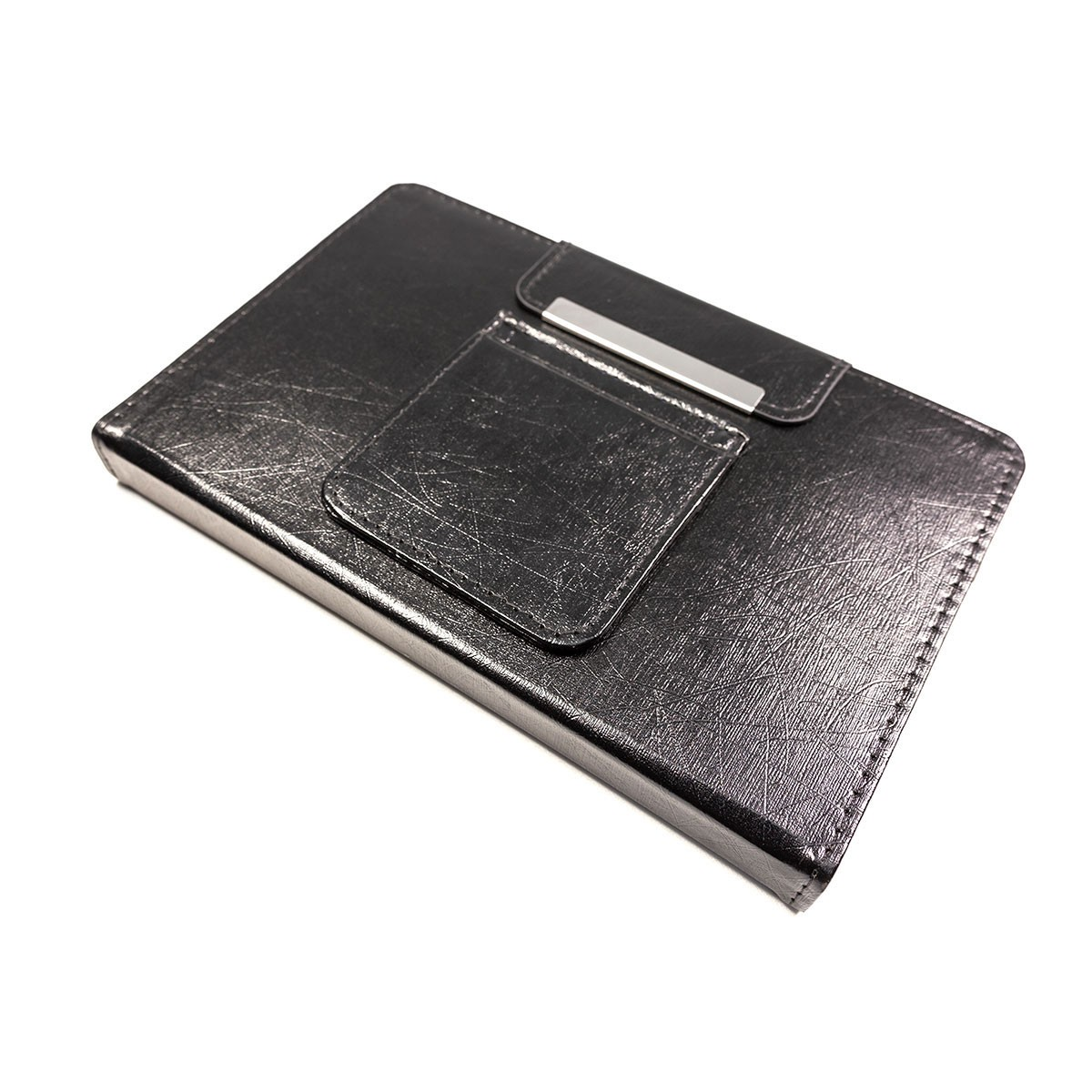 Funda de tableta negra, con un bolsillo pequeño y un cierre de metal, sobre fondo blanco.
