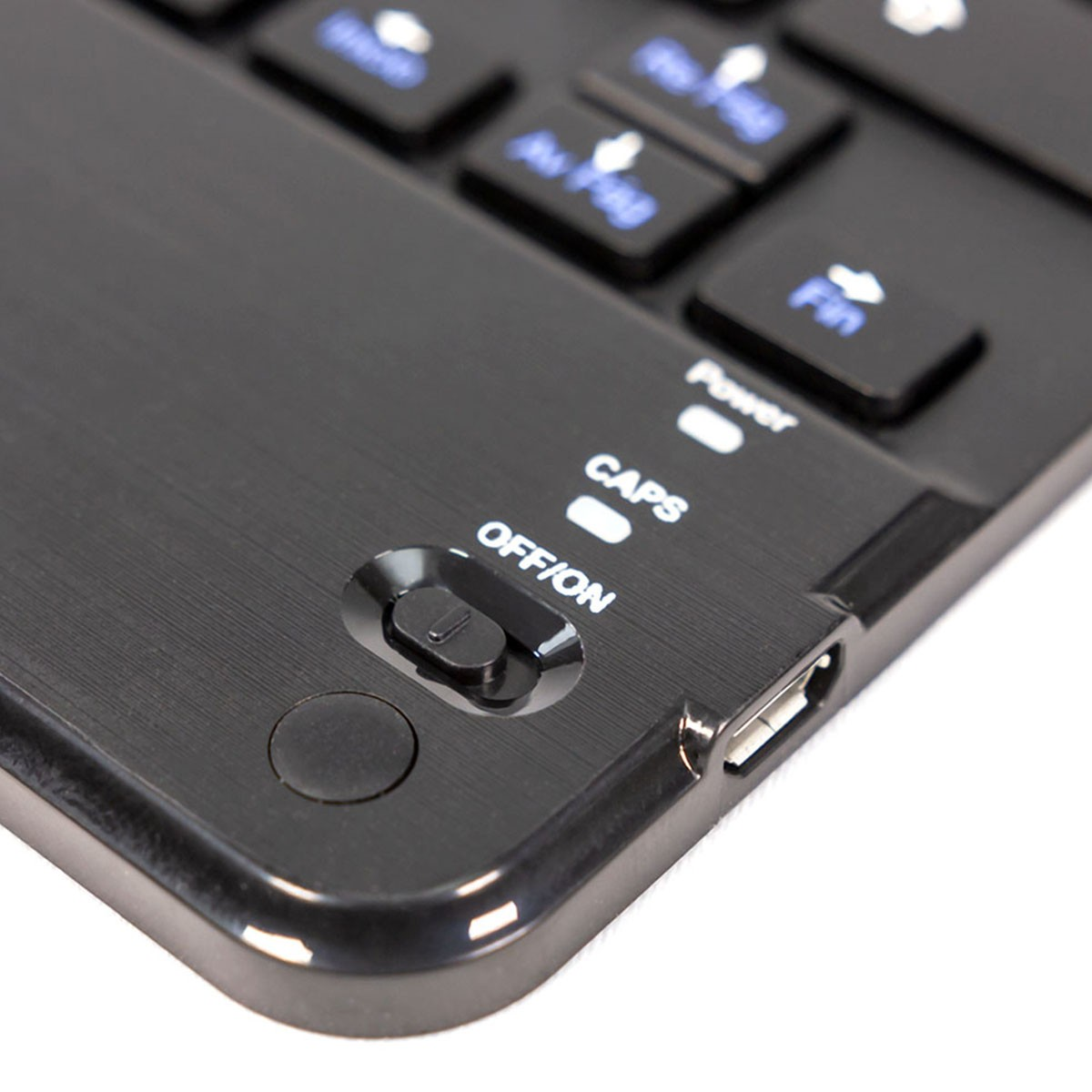 Teclado negro con botones de encendido/apagado, Bloq Mayús y puerto USB.