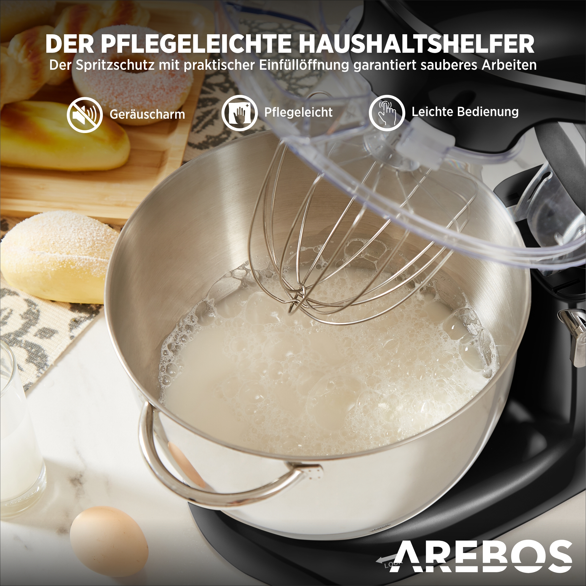 Ein Metall-Küchenmixer mit Zutaten. Enthält eine Schüssel, einen Schneebesen und einen Spritzschutz.