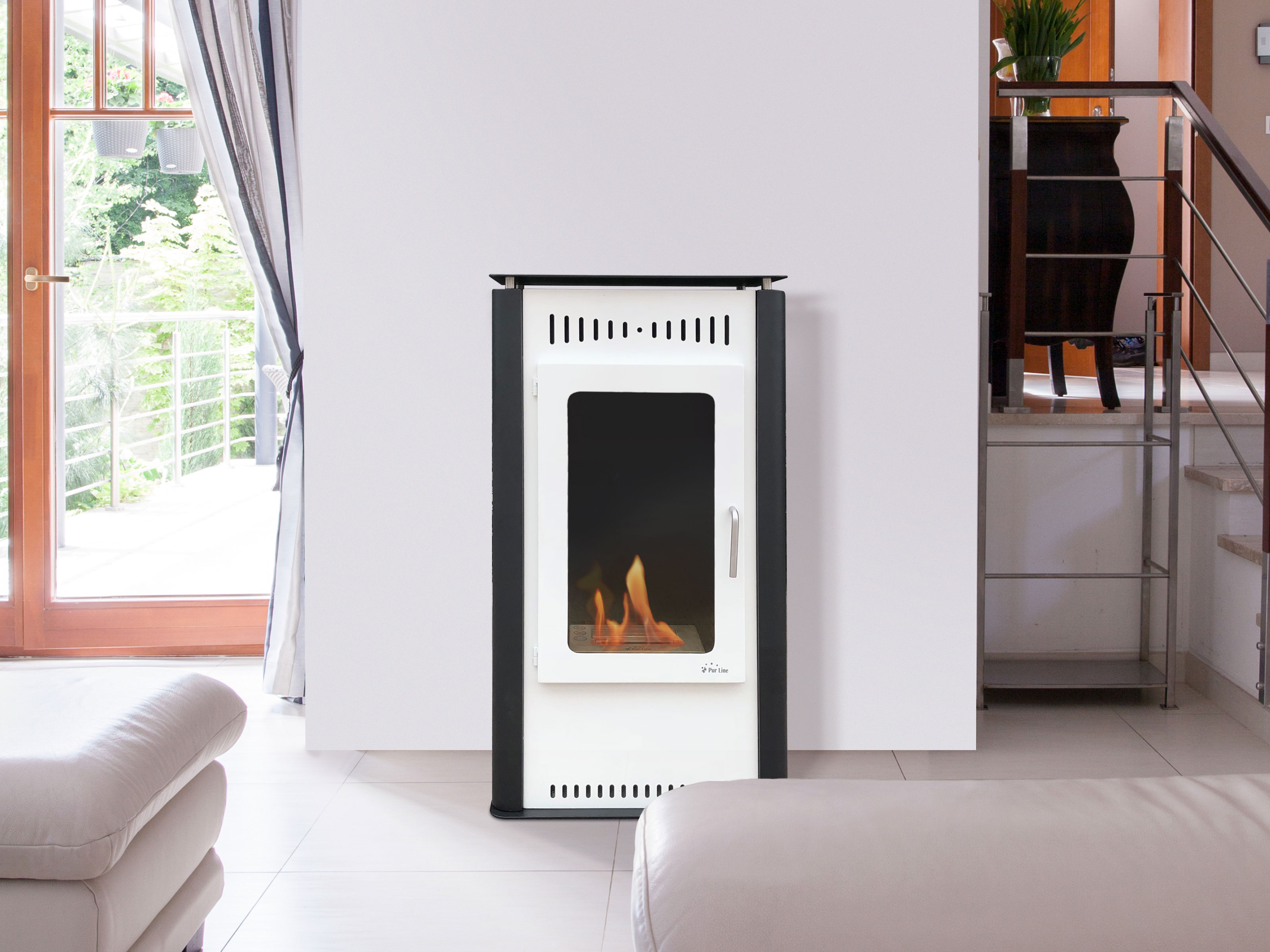 Chimenea blanca y negra con llamas. Chimenea en una sala de estar.