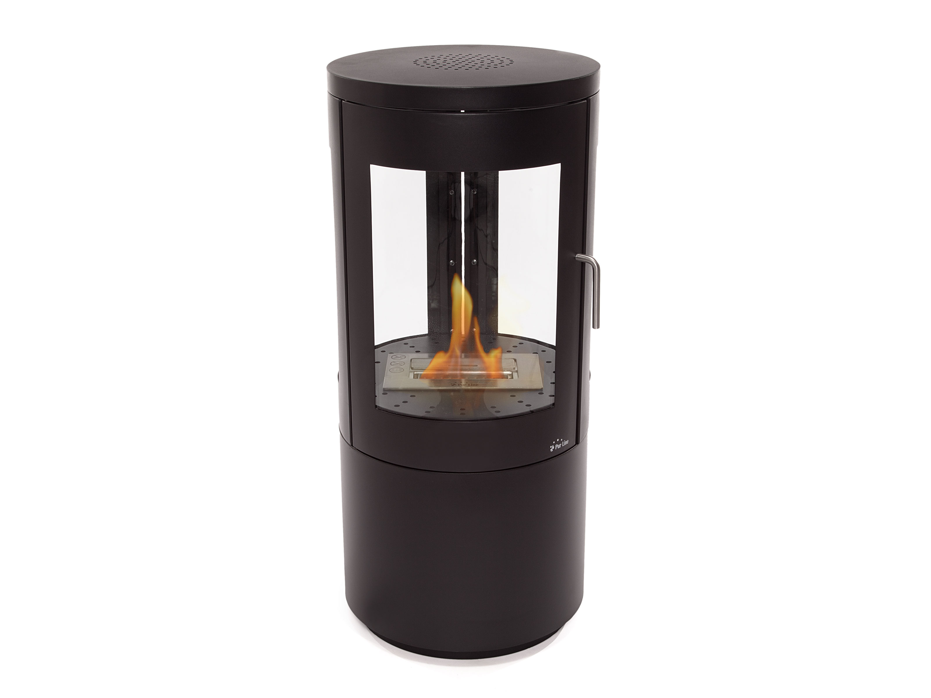 Chimenea negra, cilíndrica con frente de vidrio, llamas visibles y fondo blanco.