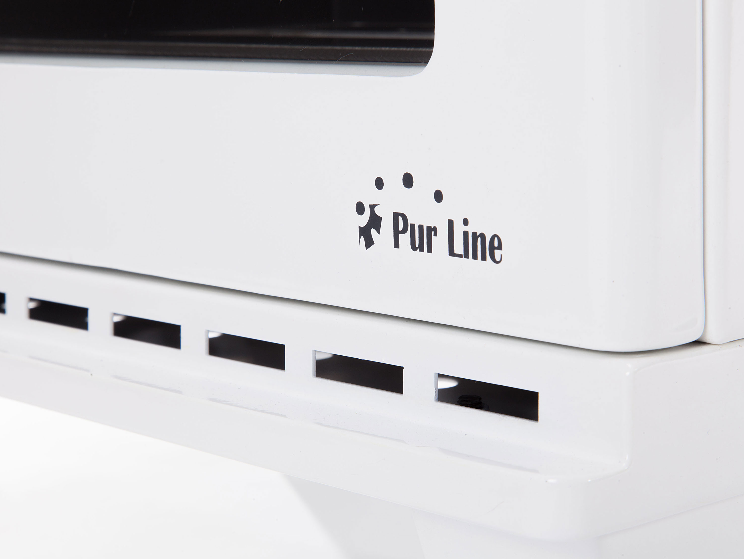 Elettrodomestico bianco con il logo Pur Line e fori di ventilazione.