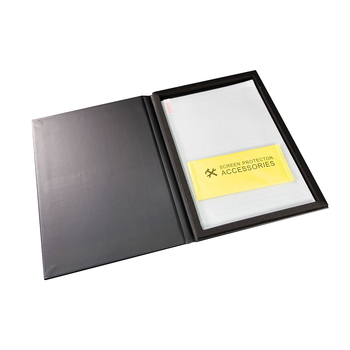 Un libro negro abierto con protector de pantalla y un paquete de accesorios amarillo.