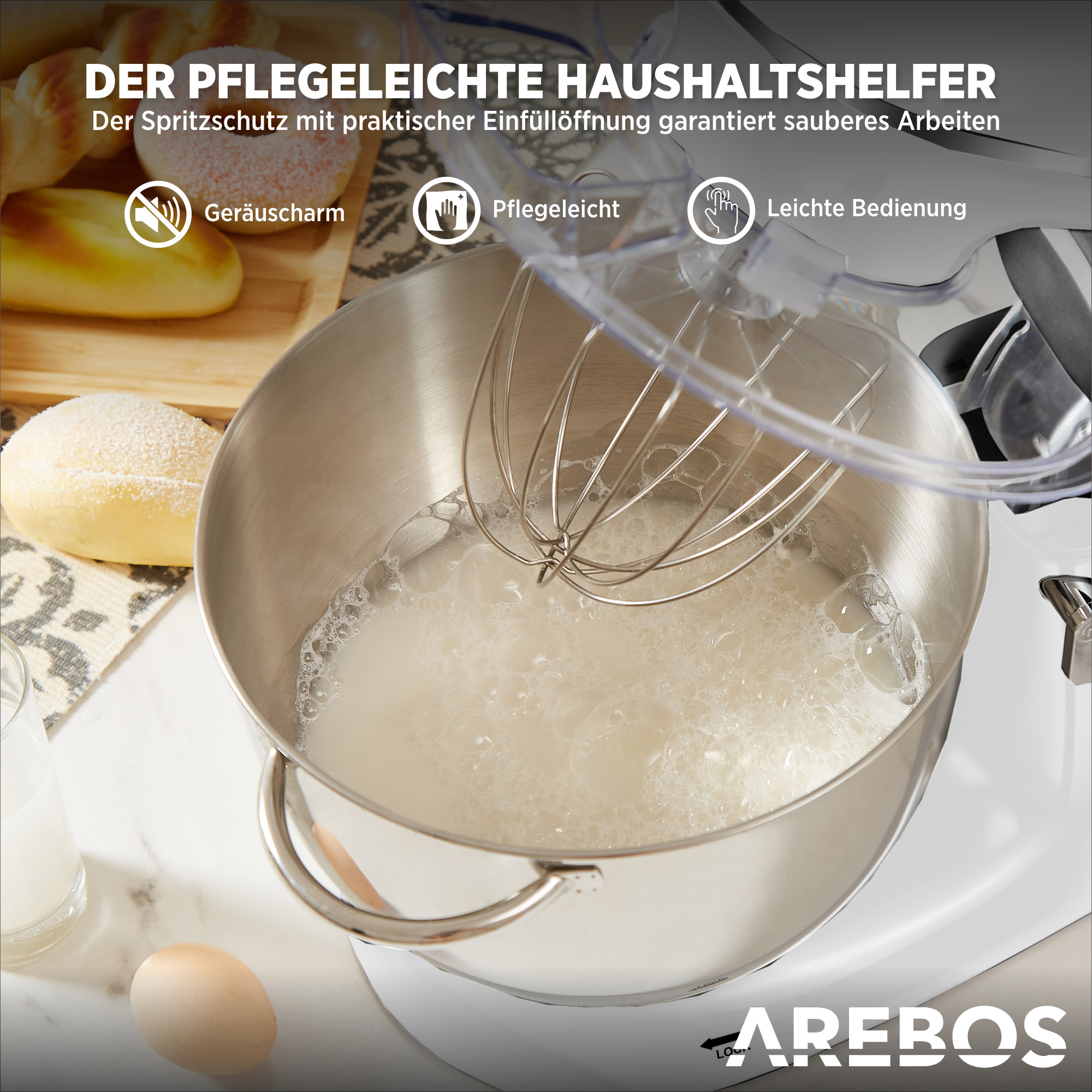 Küchenmixer mit Aufsätzen, Schüssel mit Flüssigkeit und Ei. Text: 'DER PFLEGELEICHTE HAUSHALTSHELFER...'
