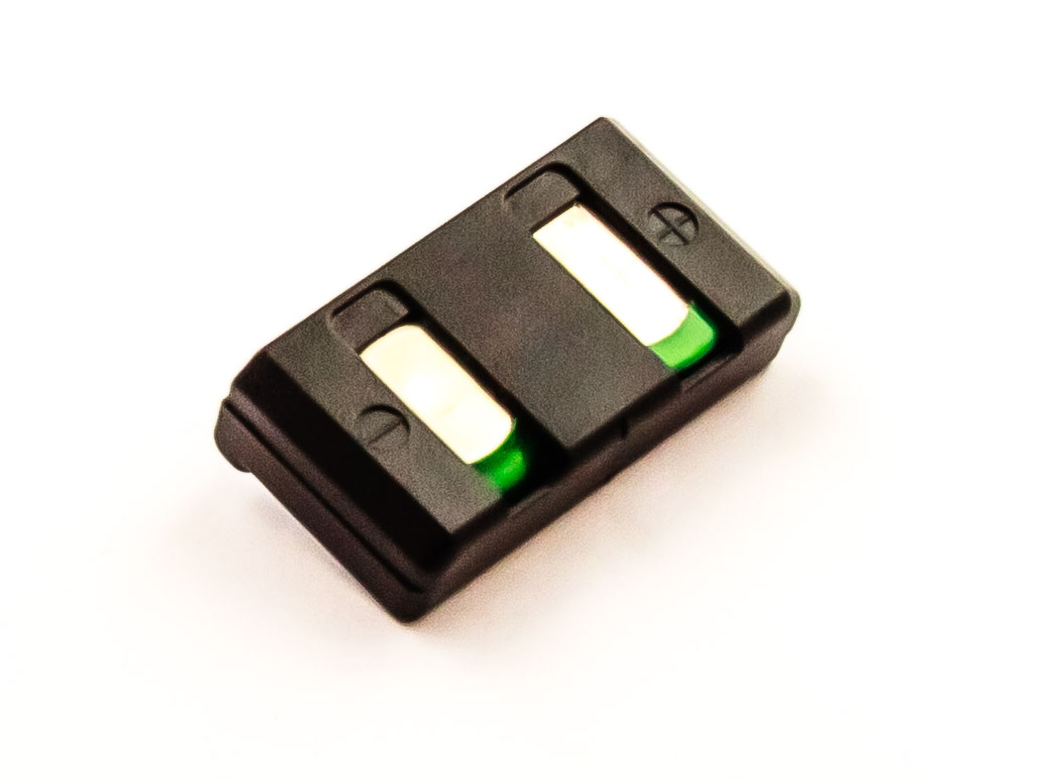 Ein kleiner schwarzer Batteriehalter mit zwei Batterien darin, auf weißem Hintergrund.