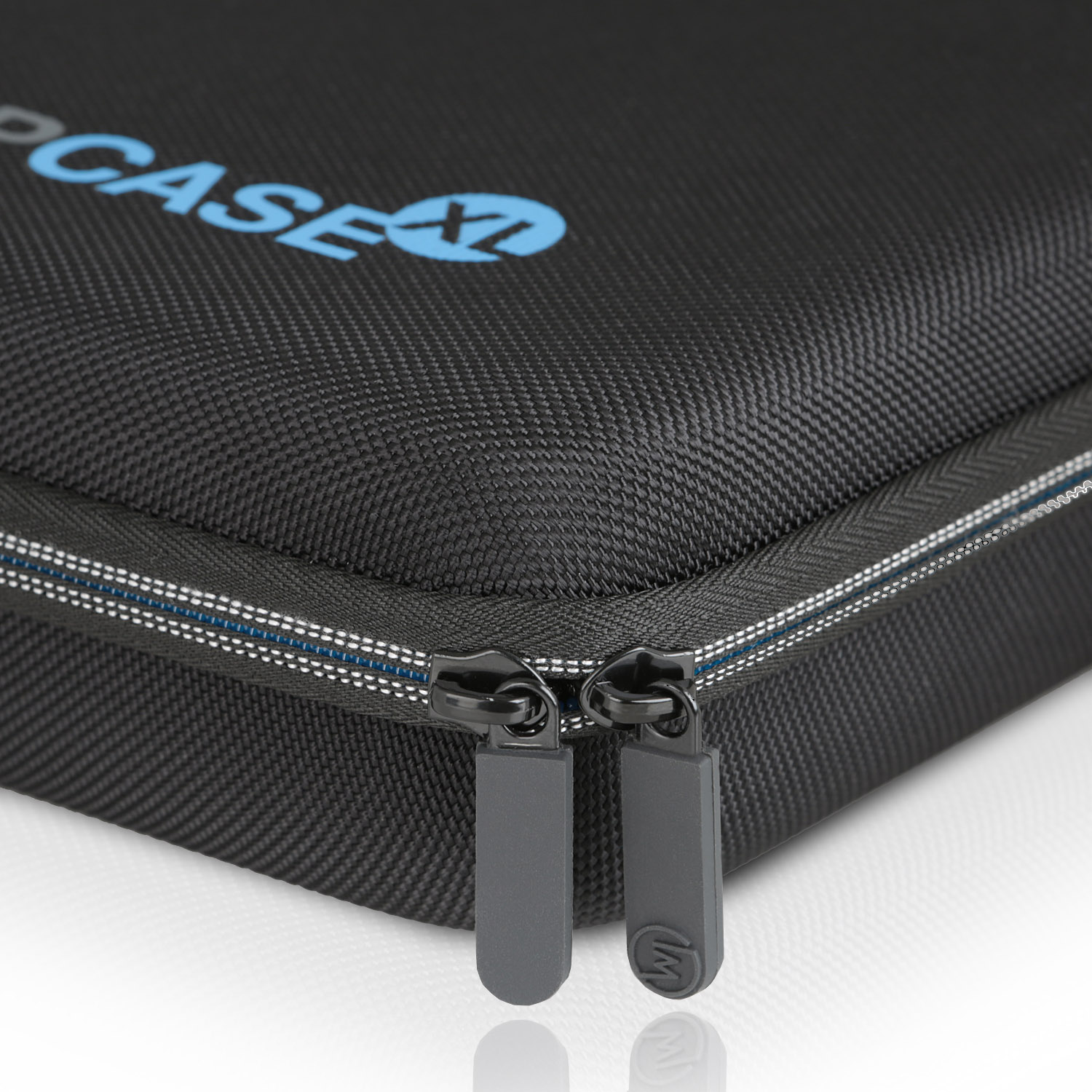 Schwarzes Etui mit Reißverschlüssen und blauem Logo.
