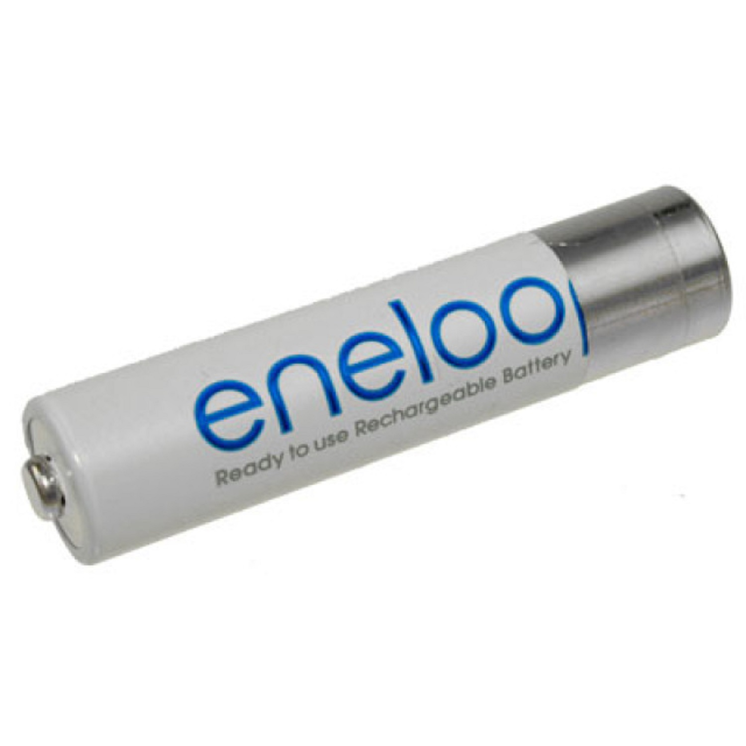 Weiße Eneloop-Batterie, zylindrisch mit blauem Text, silberner Deckel, auf weißer Oberfläche.